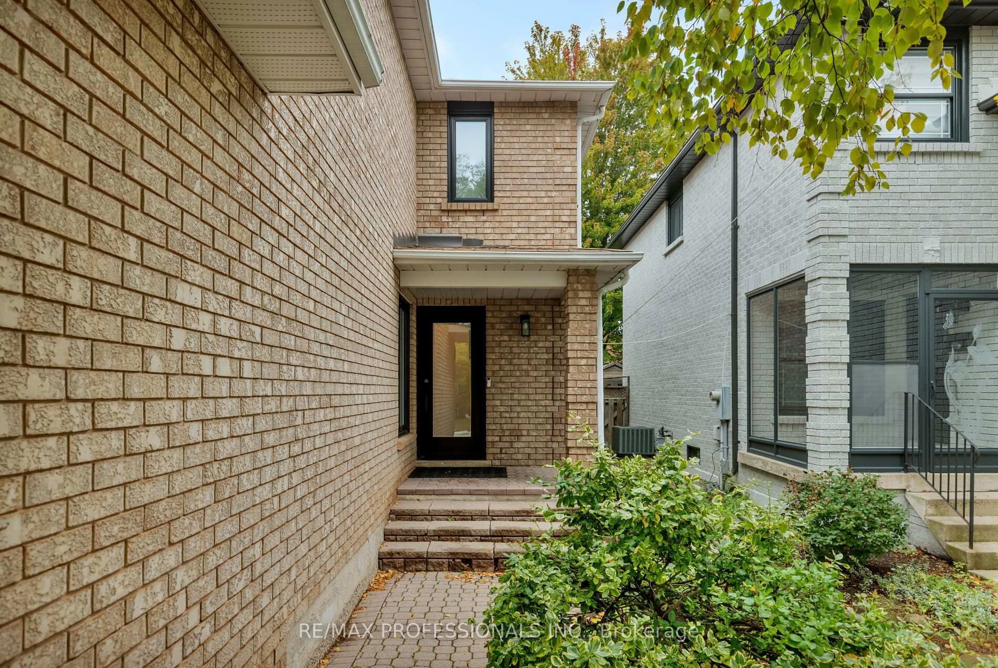 Home with brick exterior material, street for 6433 Longspur Rd, Mississauga Ontario L5N 6E4