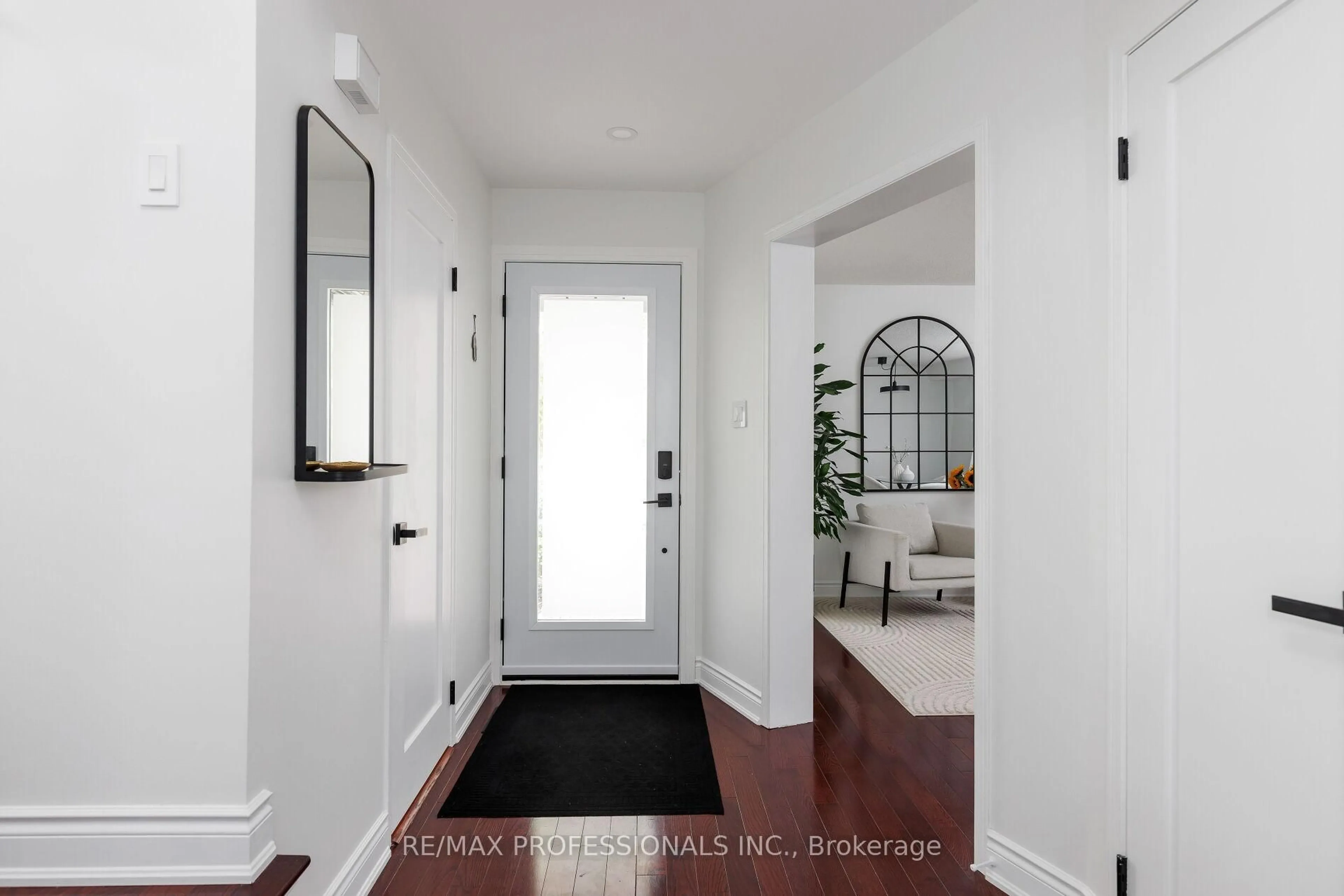 Indoor entryway for 6433 Longspur Rd, Mississauga Ontario L5N 6E4