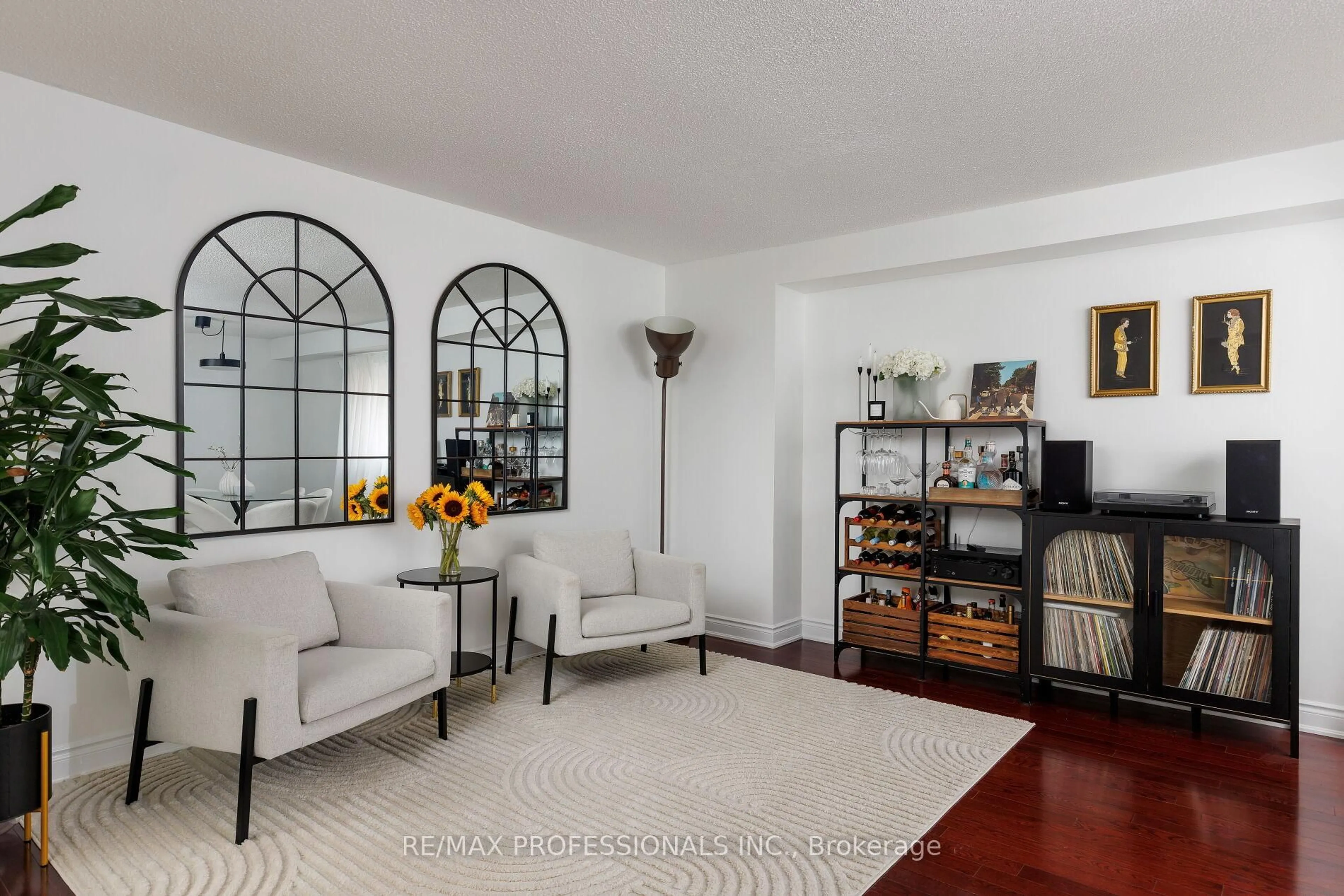 Living room with furniture, ceramic/tile floor for 6433 Longspur Rd, Mississauga Ontario L5N 6E4