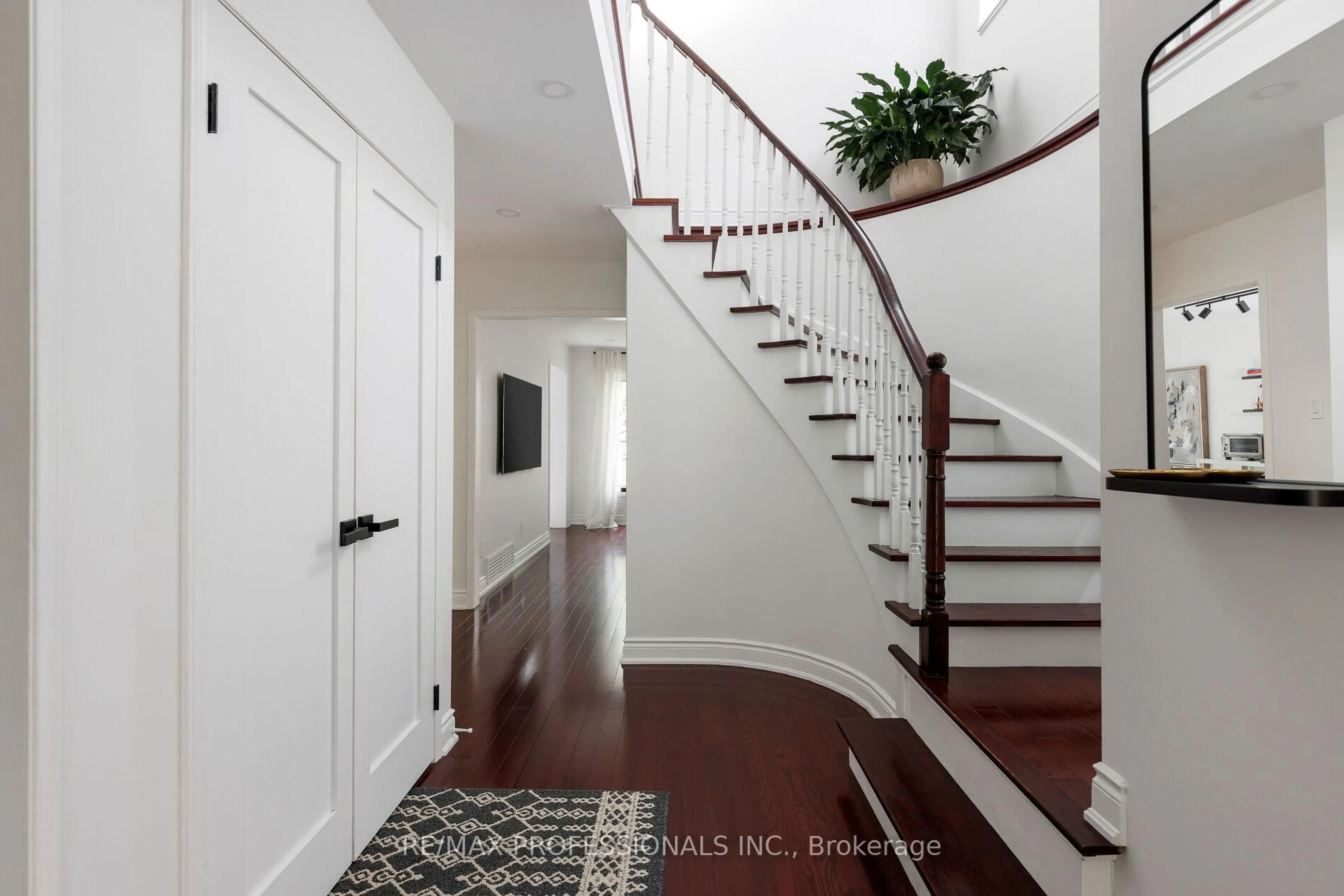 Indoor entryway for 6433 Longspur Rd, Mississauga Ontario L5N 6E4
