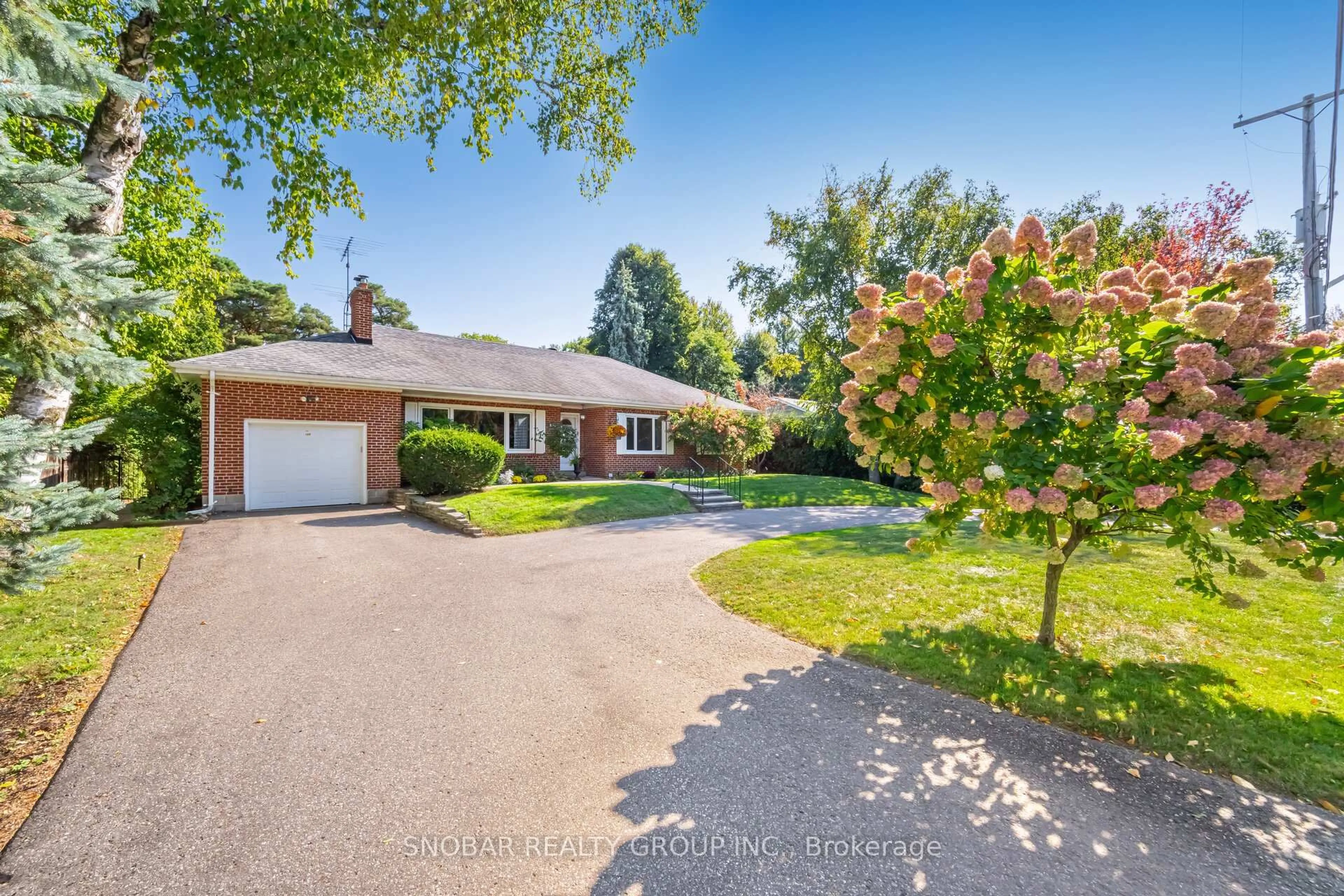 A pic from outside/outdoor area/front of a property/back of a property/a pic from drone, street for 154 Maplewood Rd, Mississauga Ontario L5G 2M6