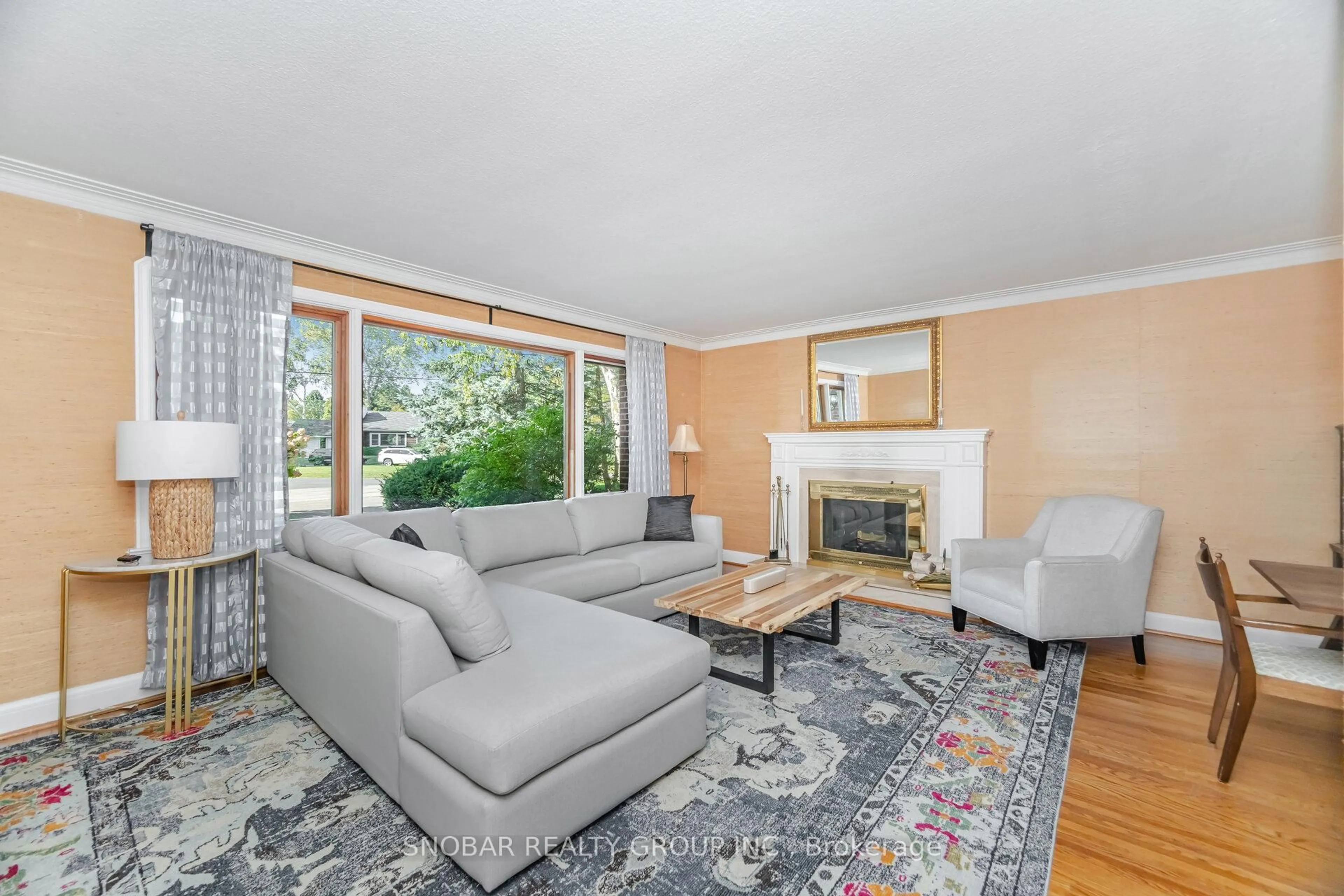 Living room with furniture, unknown for 154 Maplewood Rd, Mississauga Ontario L5G 2M6