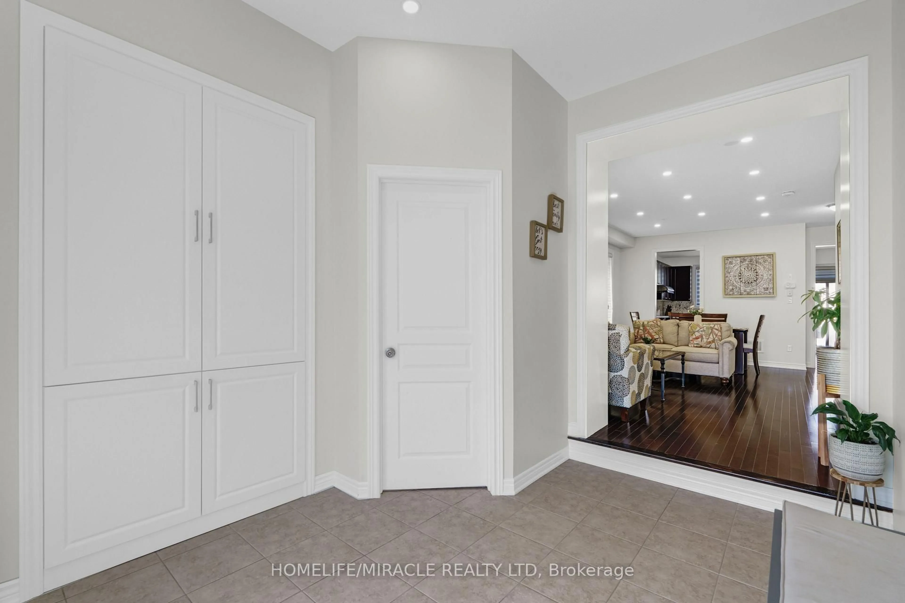 Indoor entryway for 26 Fitzgibson St, Brampton Ontario L6Y 0H8