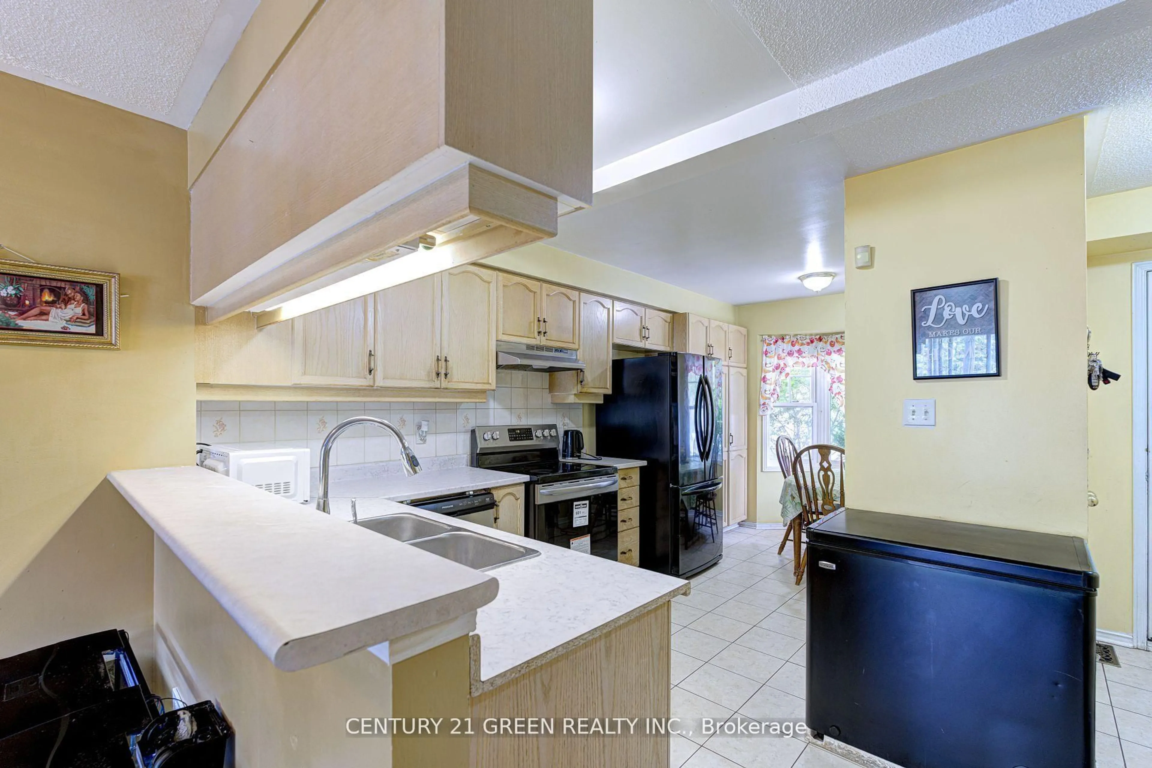 Open concept kitchen, ceramic/tile floor for 3 Desert Sand Dr, Brampton Ontario L6R 1P9
