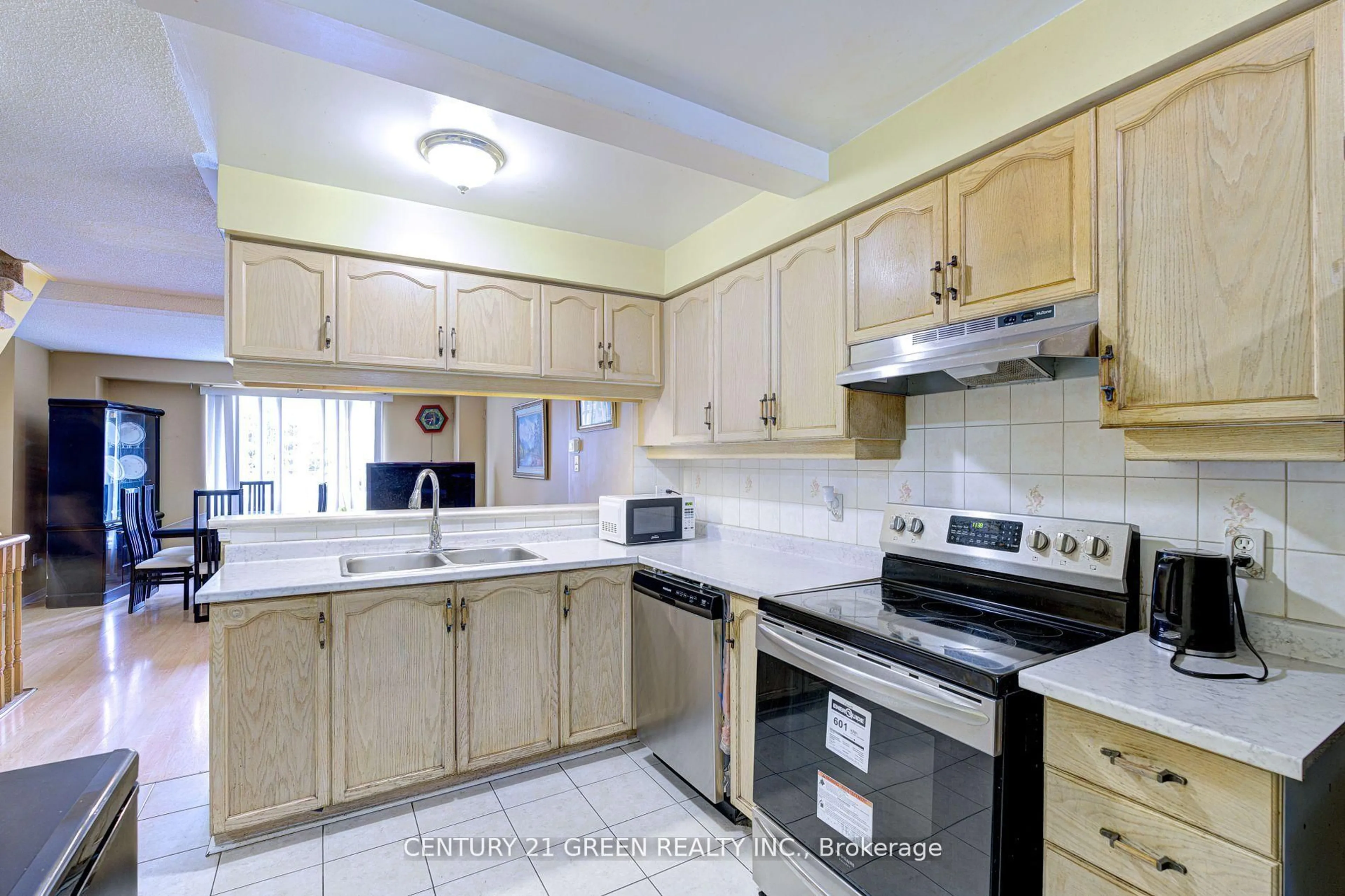 Standard kitchen, ceramic/tile floor for 3 Desert Sand Dr, Brampton Ontario L6R 1P9
