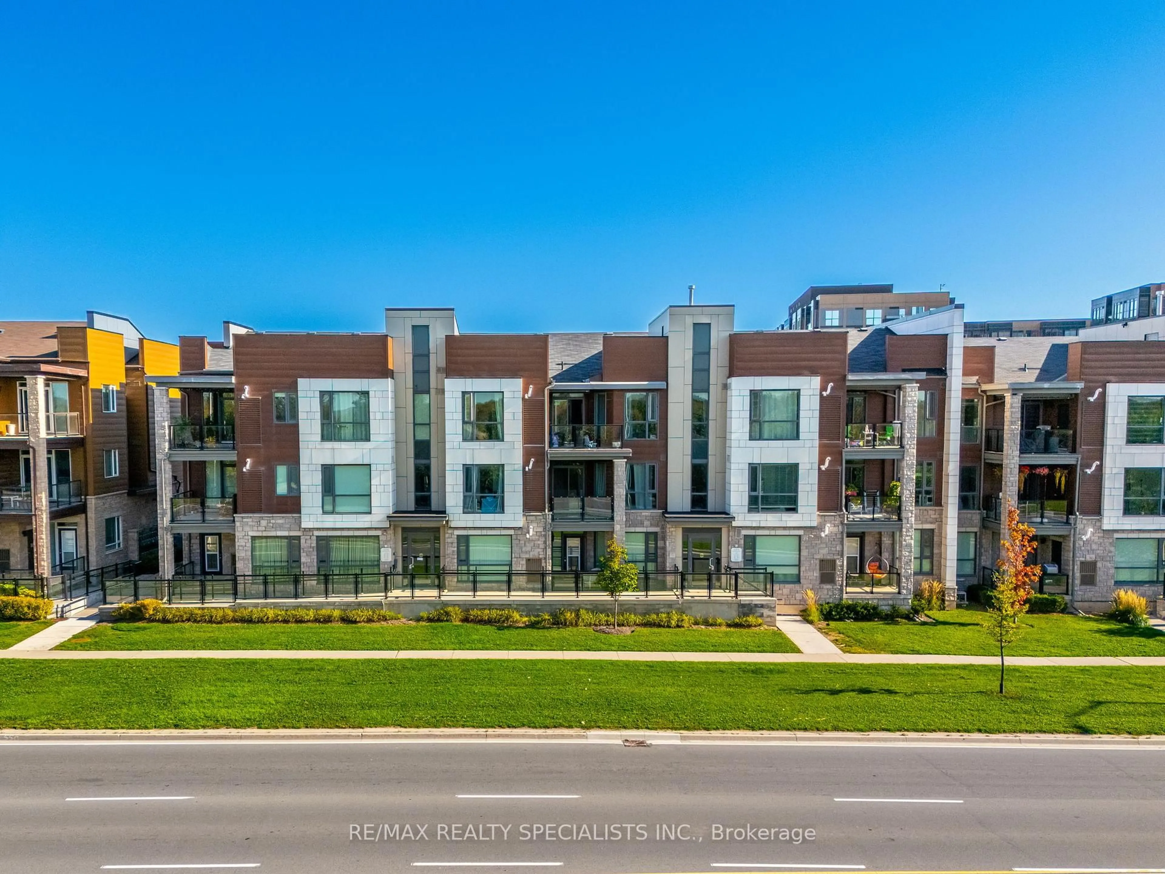 A pic from outside/outdoor area/front of a property/back of a property/a pic from drone, unknown for 2375 Bronte Rd #210, Oakville Ontario L6M 1P5
