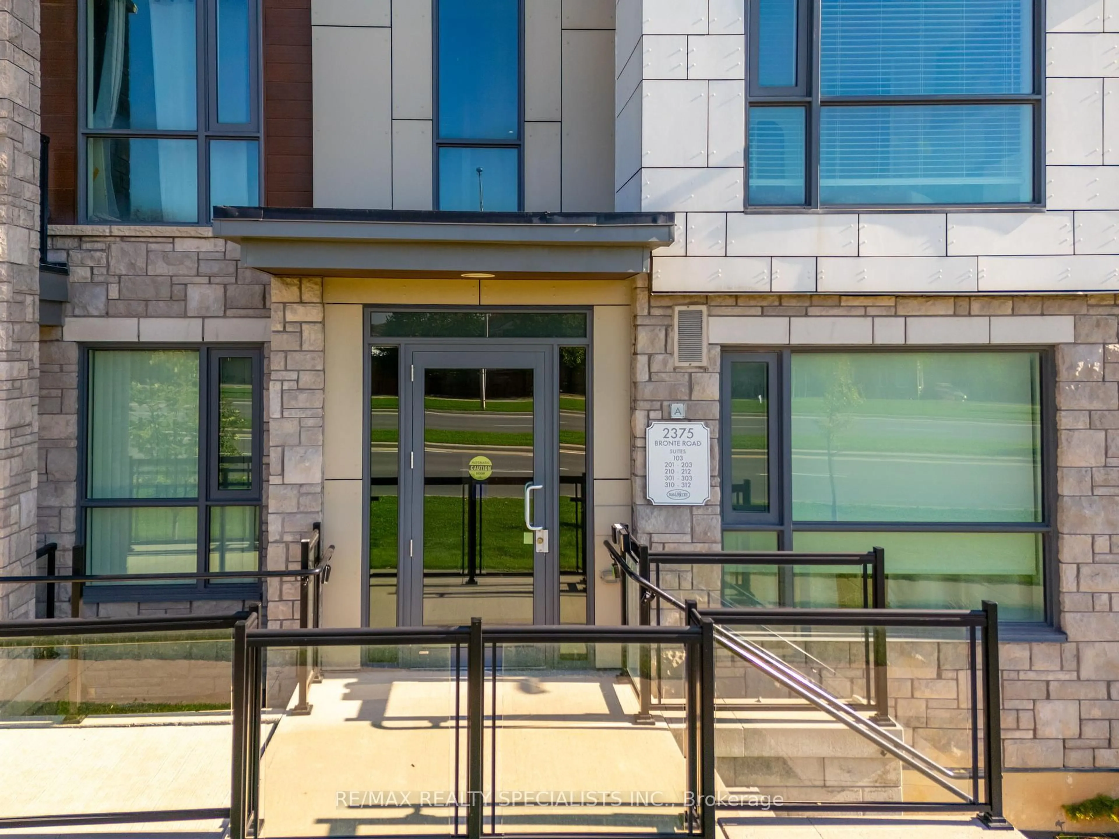 Indoor foyer for 2375 Bronte Rd #210, Oakville Ontario L6M 1P5