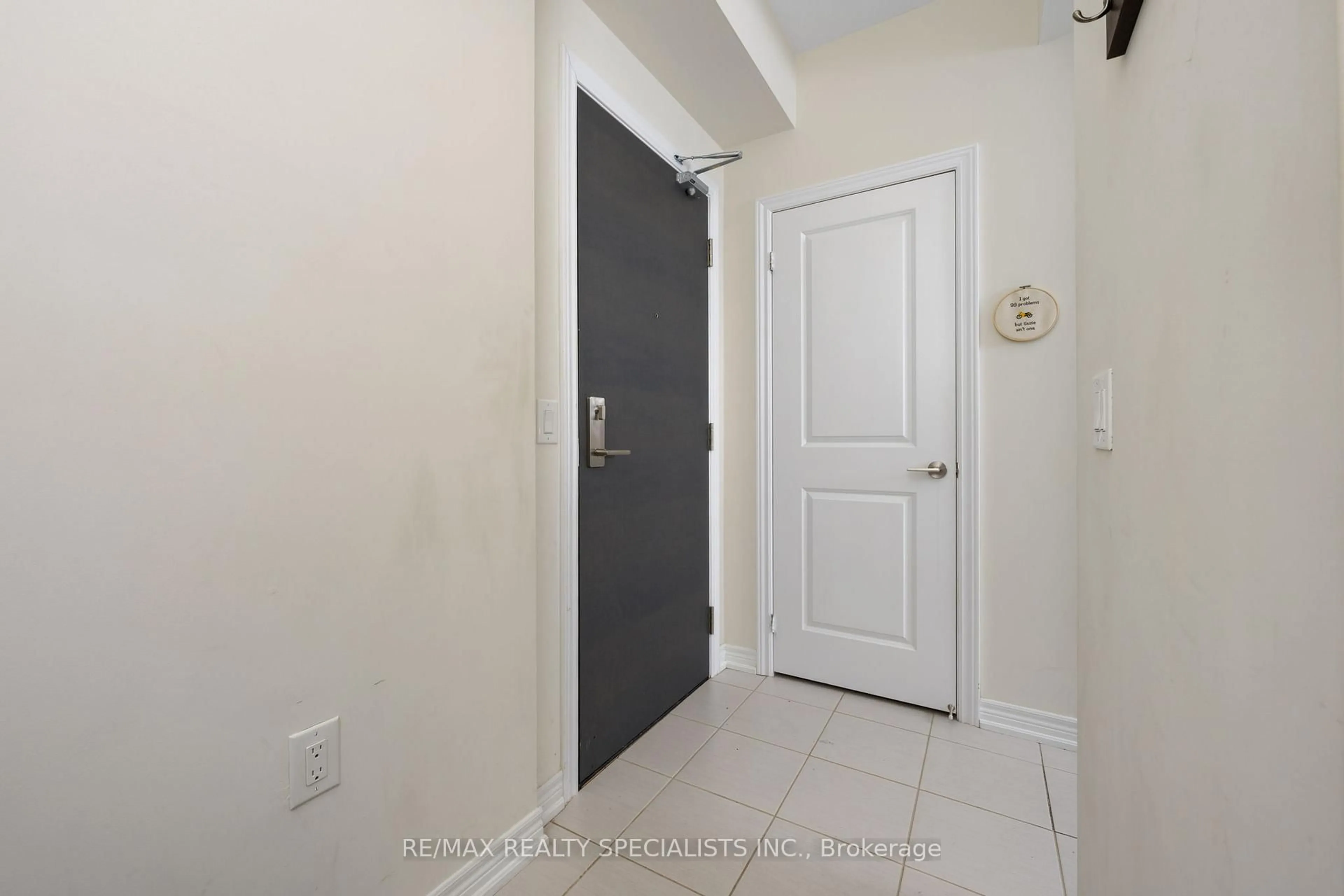 Indoor entryway for 2375 Bronte Rd #210, Oakville Ontario L6M 1P5