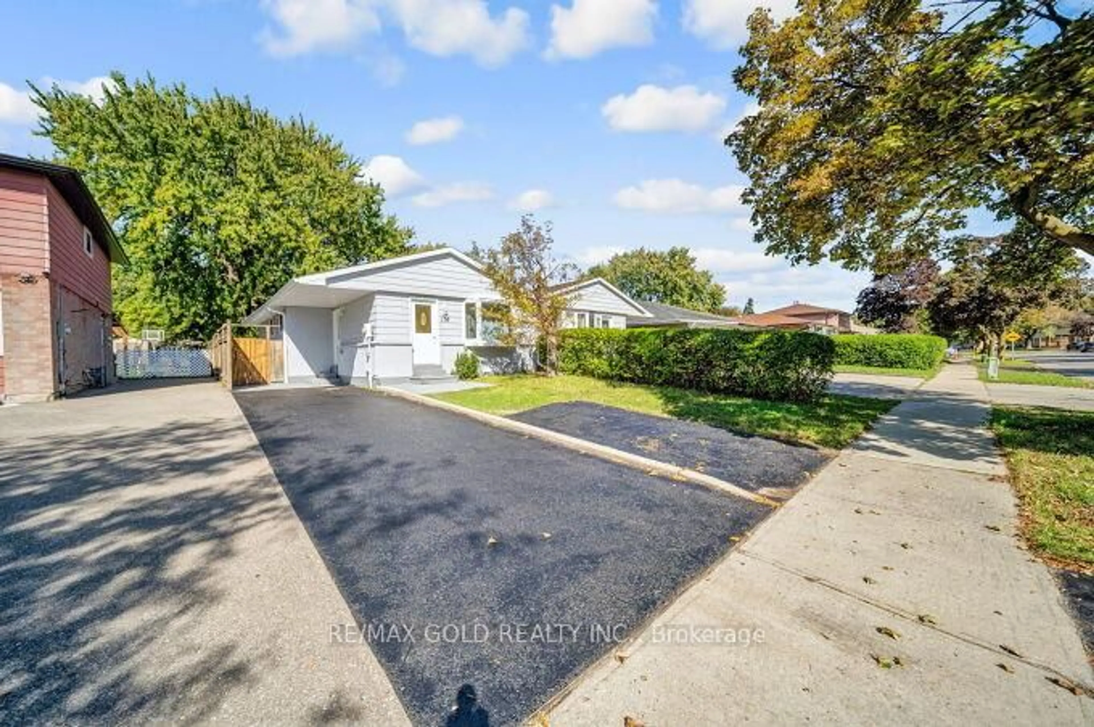 A pic from outside/outdoor area/front of a property/back of a property/a pic from drone, street for 118 Archdekin Dr, Brampton Ontario L6V 1Y7