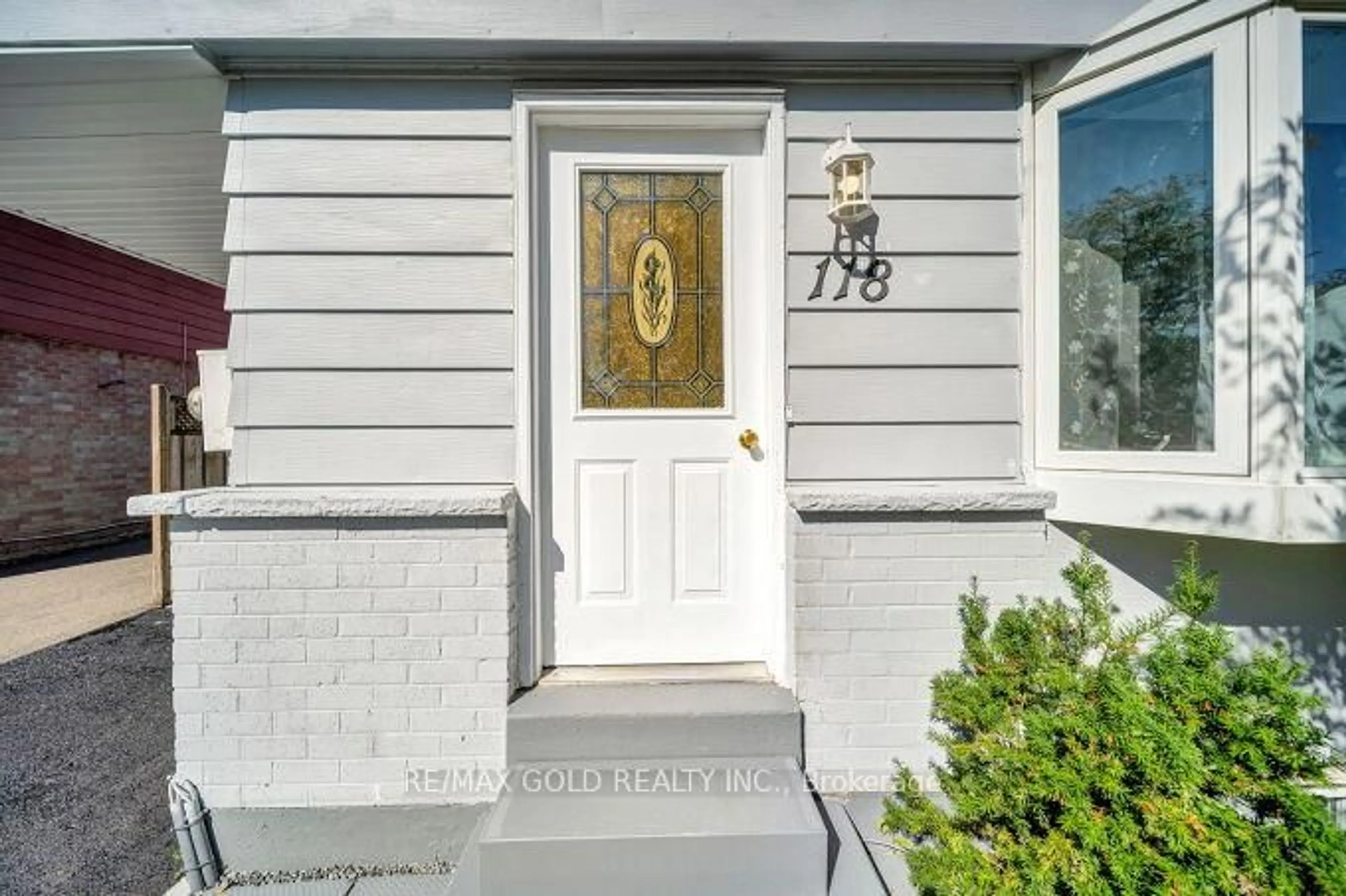 Indoor entryway for 118 Archdekin Dr, Brampton Ontario L6V 1Y7