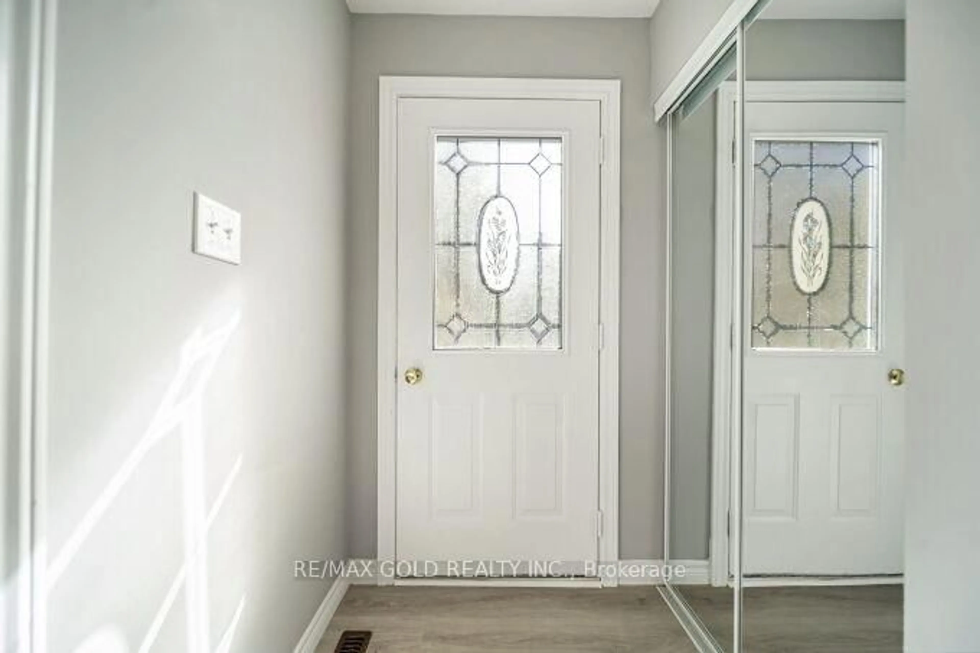Indoor entryway for 118 Archdekin Dr, Brampton Ontario L6V 1Y7