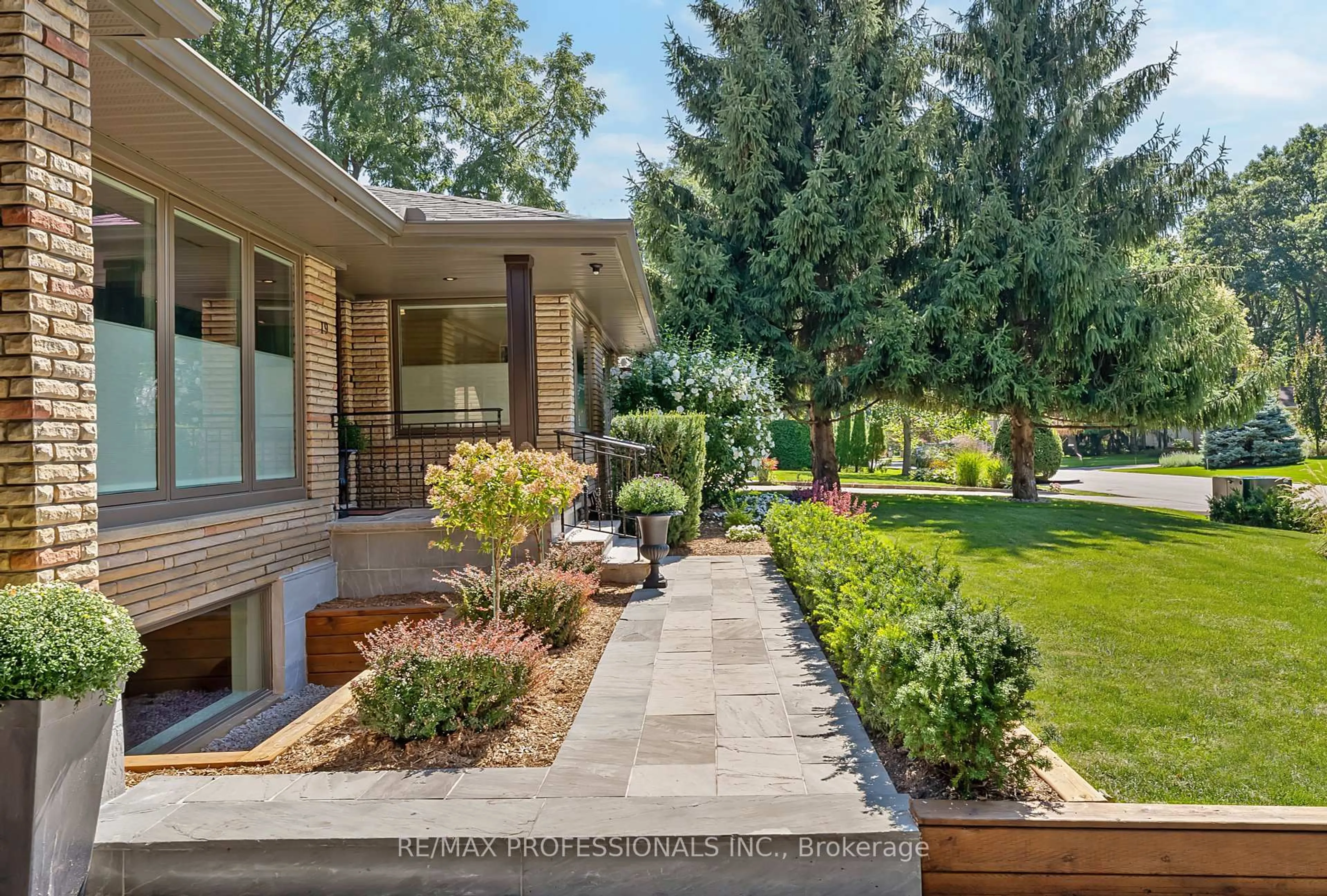 Patio, street for 19 Palace Arch Dr, Toronto Ontario M9A 2R9