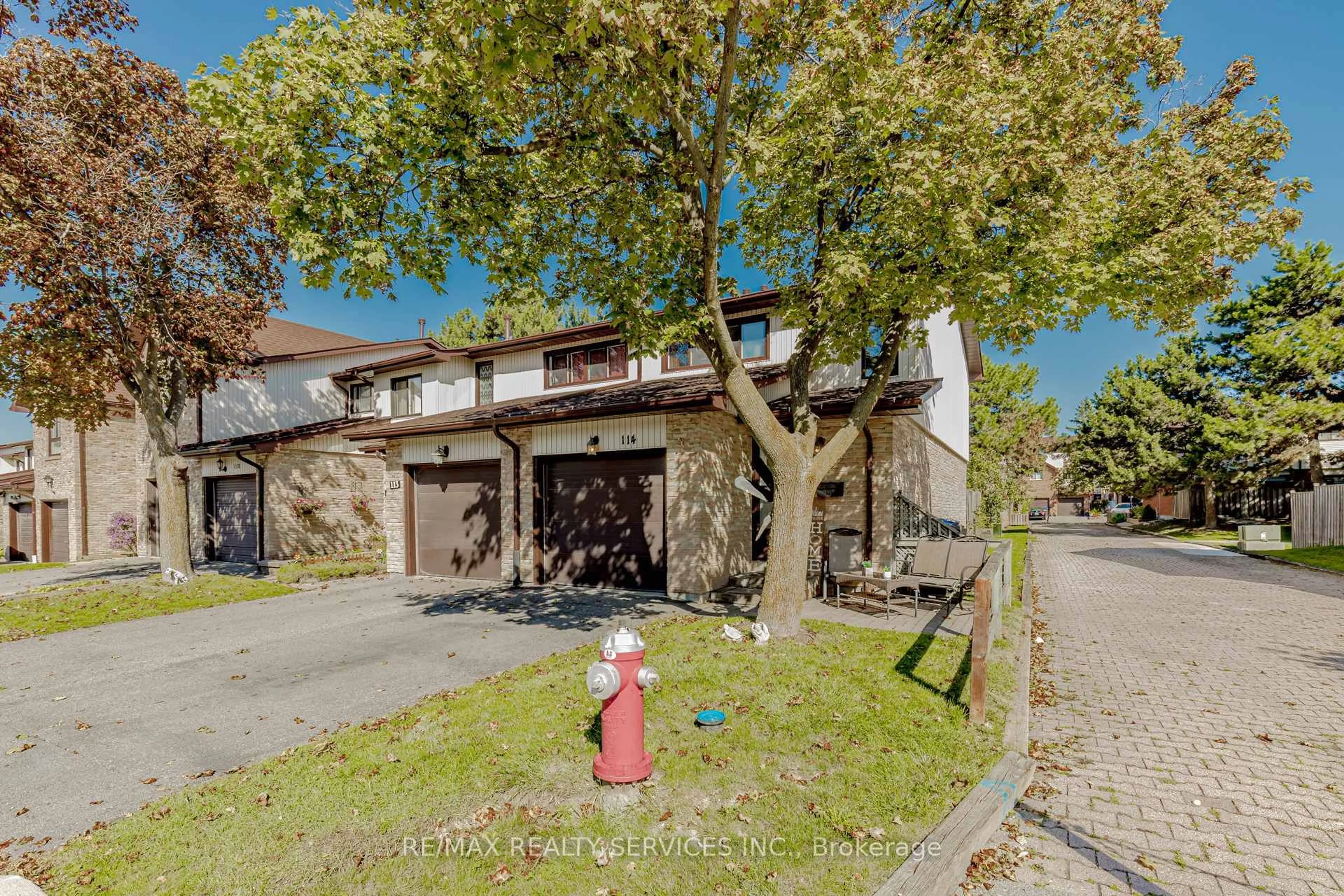 A pic from outside/outdoor area/front of a property/back of a property/a pic from drone, street for 114 Foster Cres #114, Brampton Ontario L6V 3M8