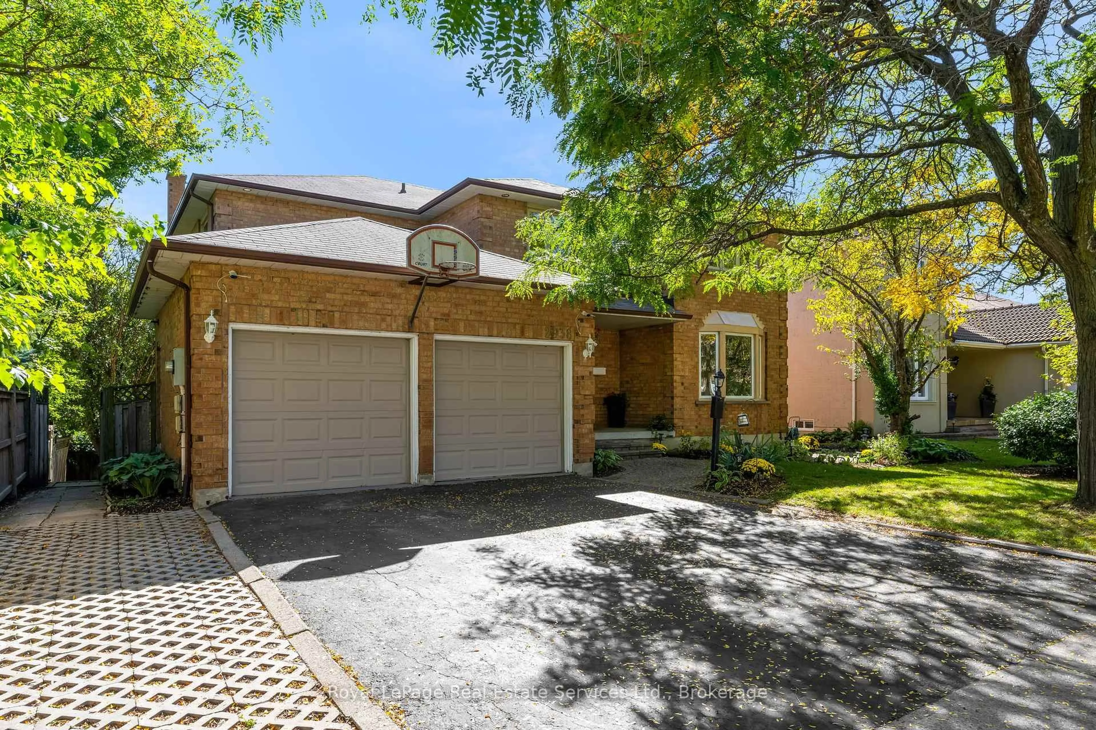 Home with brick exterior material, street for 2938 Mulberry Dr, Oakville Ontario L6J 7H3