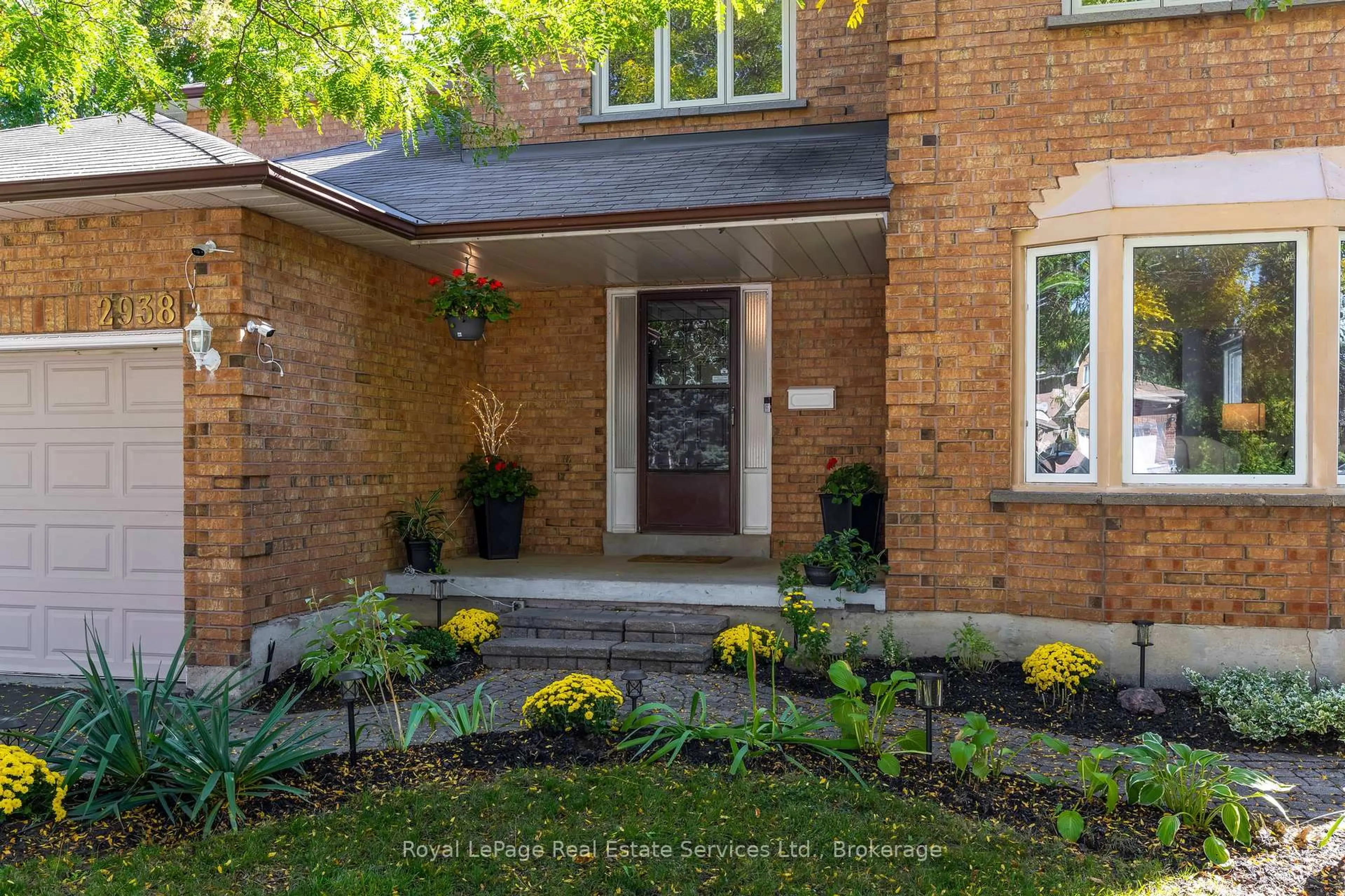 Home with brick exterior material, street for 2938 Mulberry Dr, Oakville Ontario L6J 7H3