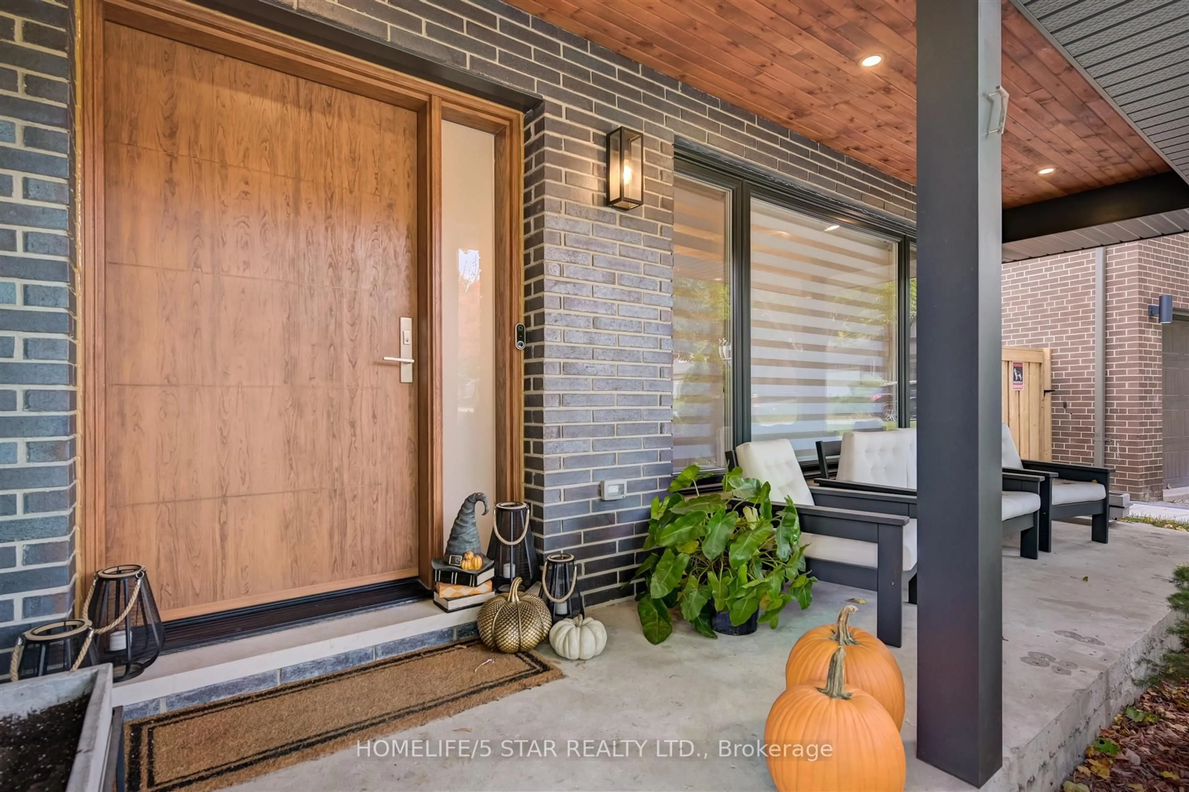 Indoor entryway for 7 Kingsborough Cres, Toronto Ontario M9R 2T8