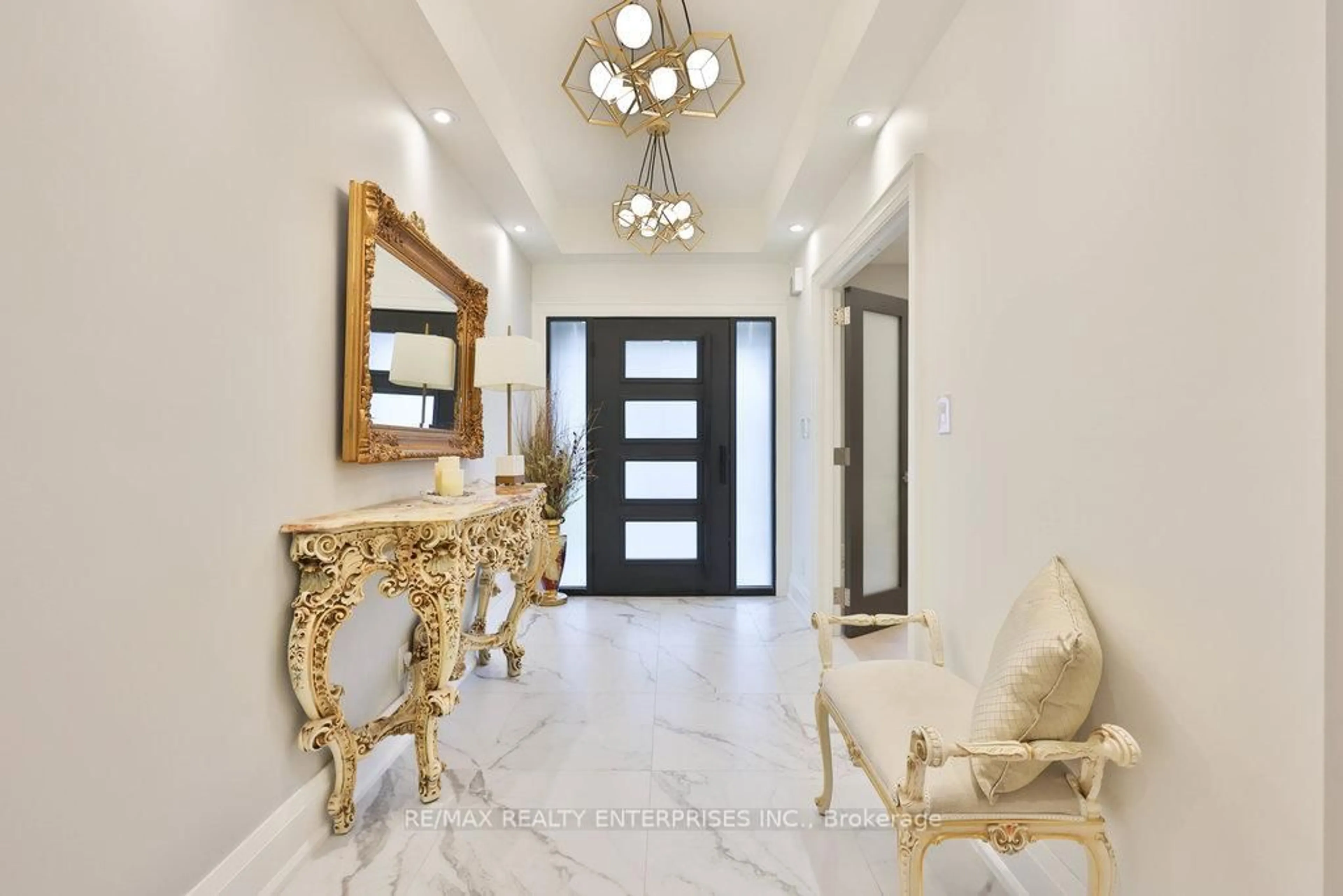 Indoor foyer for 1520 Drymen Cres, Mississauga Ontario L5G 2P2