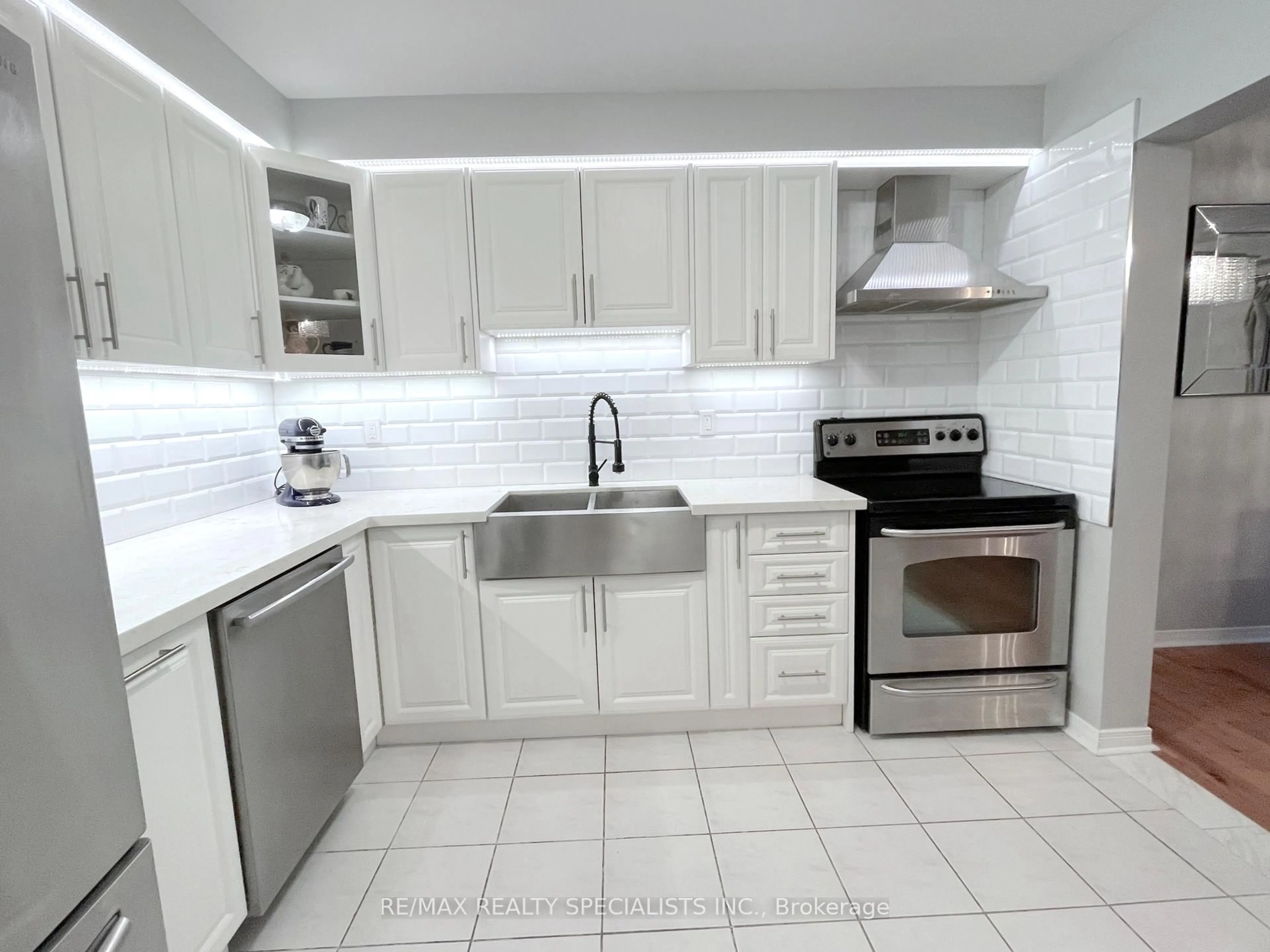 Standard kitchen, ceramic/tile floor for 1726 Creek Way, Burlington Ontario L7L 6R3