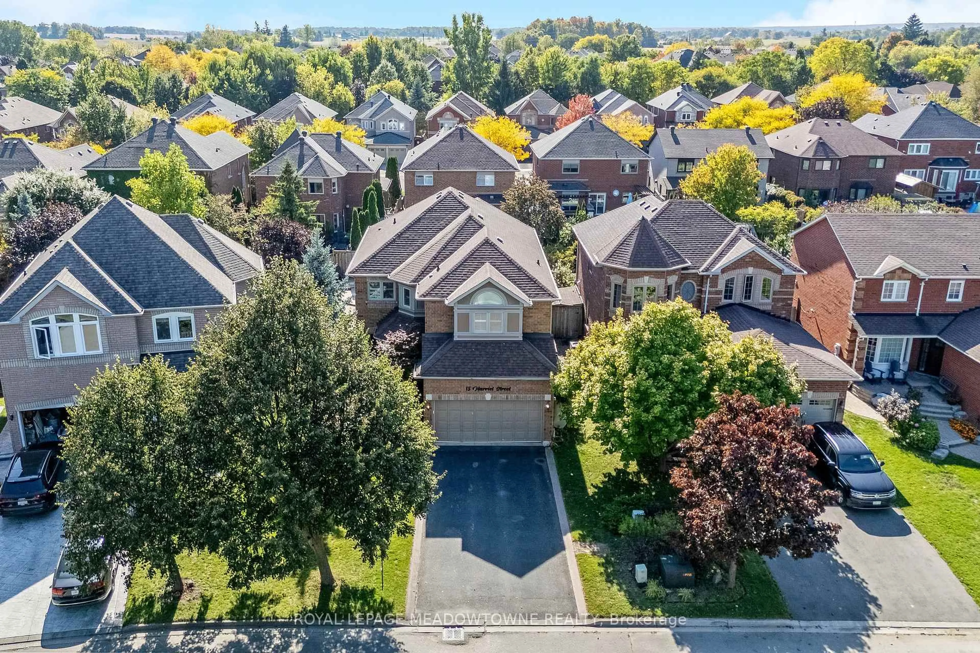A pic from outside/outdoor area/front of a property/back of a property/a pic from drone, street for 15 Harriet St, Halton Hills Ontario L7G 5W4
