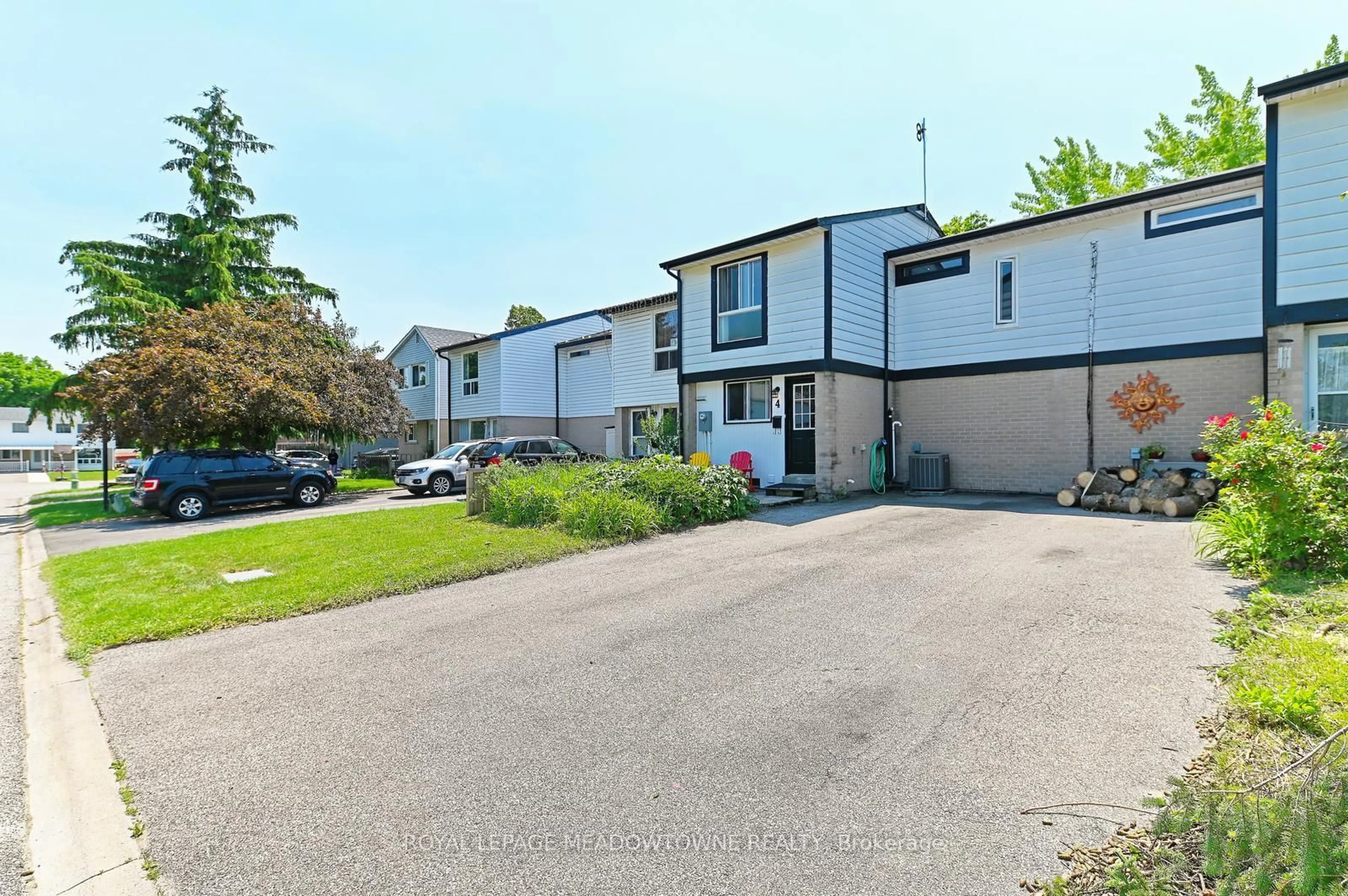 A pic from outside/outdoor area/front of a property/back of a property/a pic from drone, street for 4 Greenfield Sq, Brampton Ontario L6S 2J3
