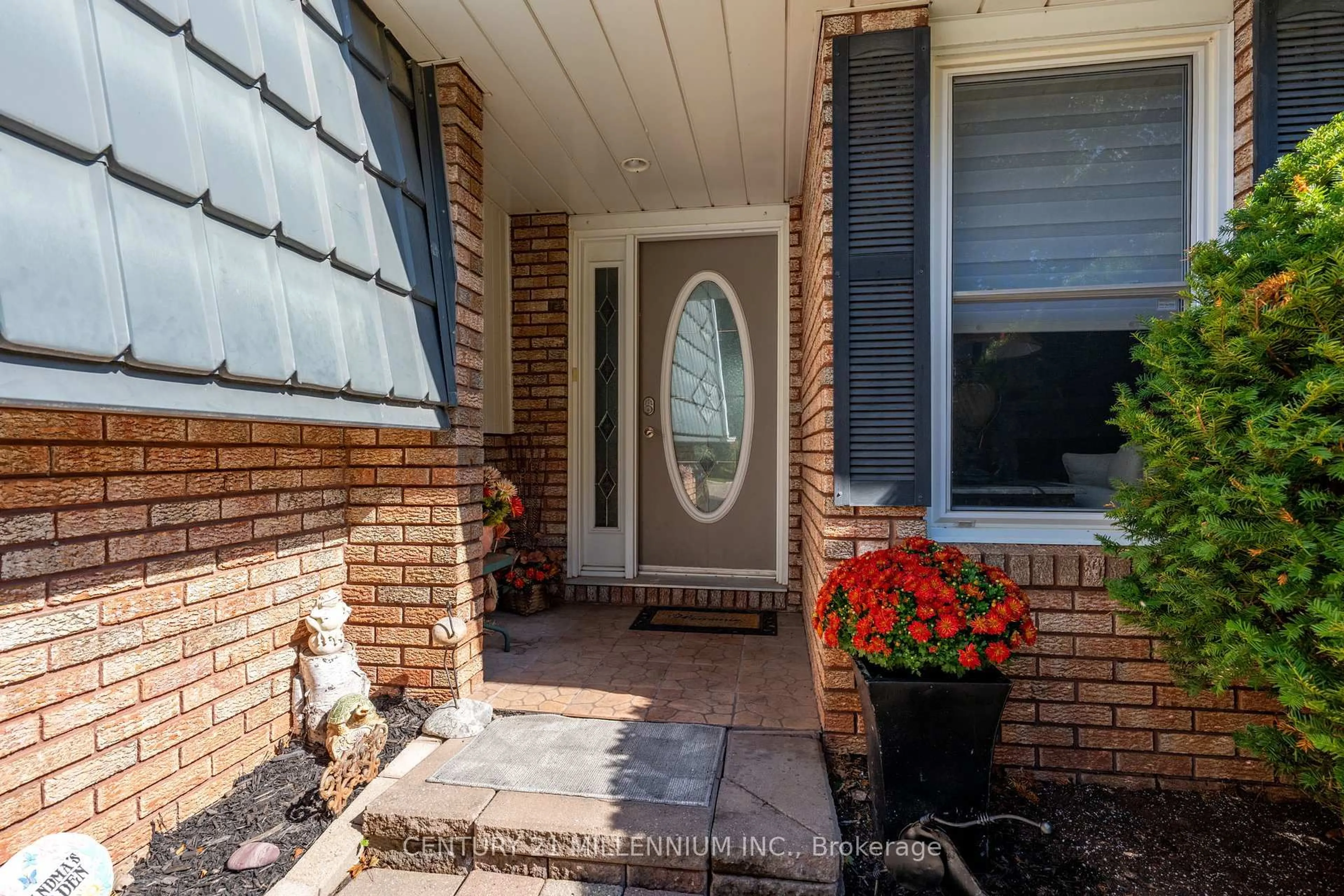 Indoor entryway for 27 Hillside Dr, Halton Hills Ontario L7G 4W2