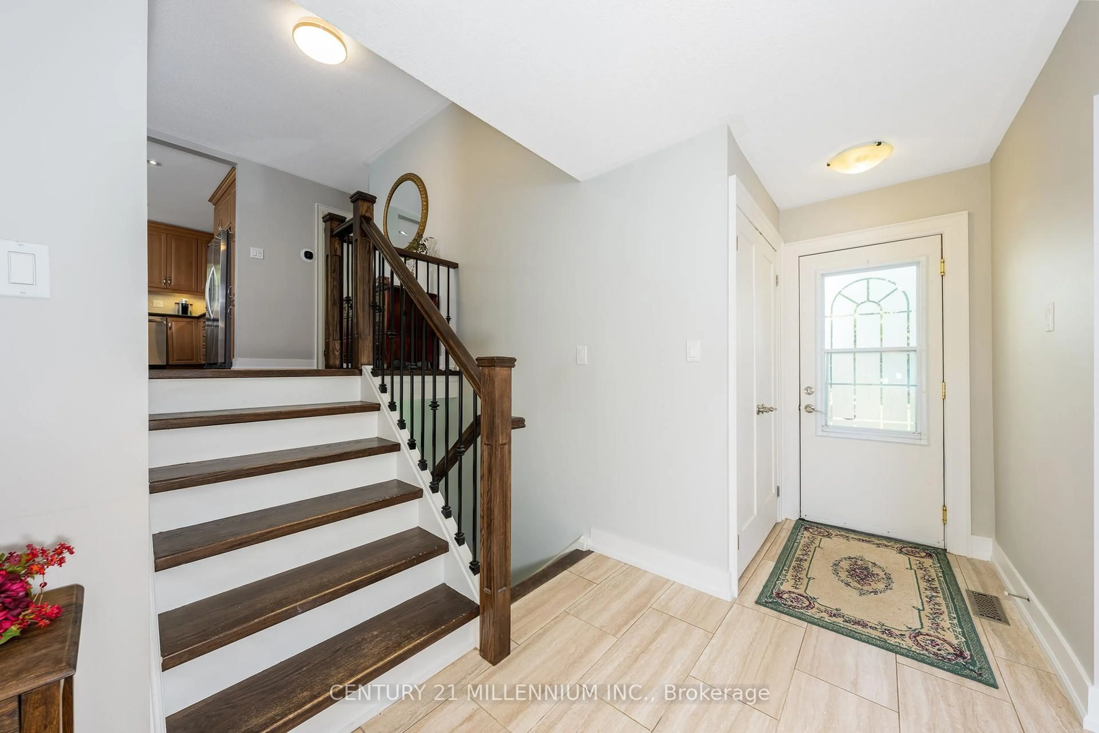 Indoor entryway for 27 Hillside Dr, Halton Hills Ontario L7G 4W2
