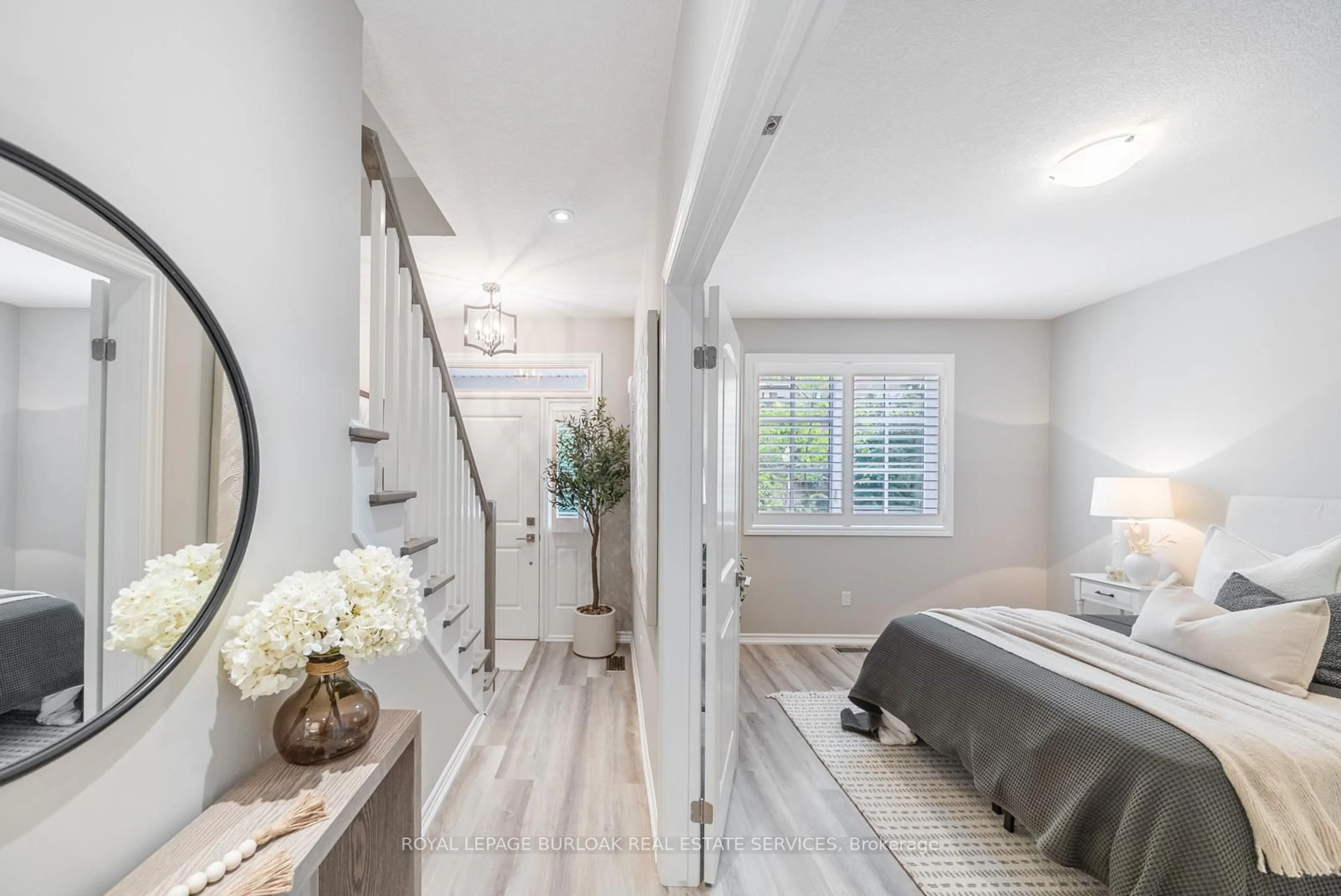 Indoor entryway for 2362 New St #8, Burlington Ontario L7R 4P8