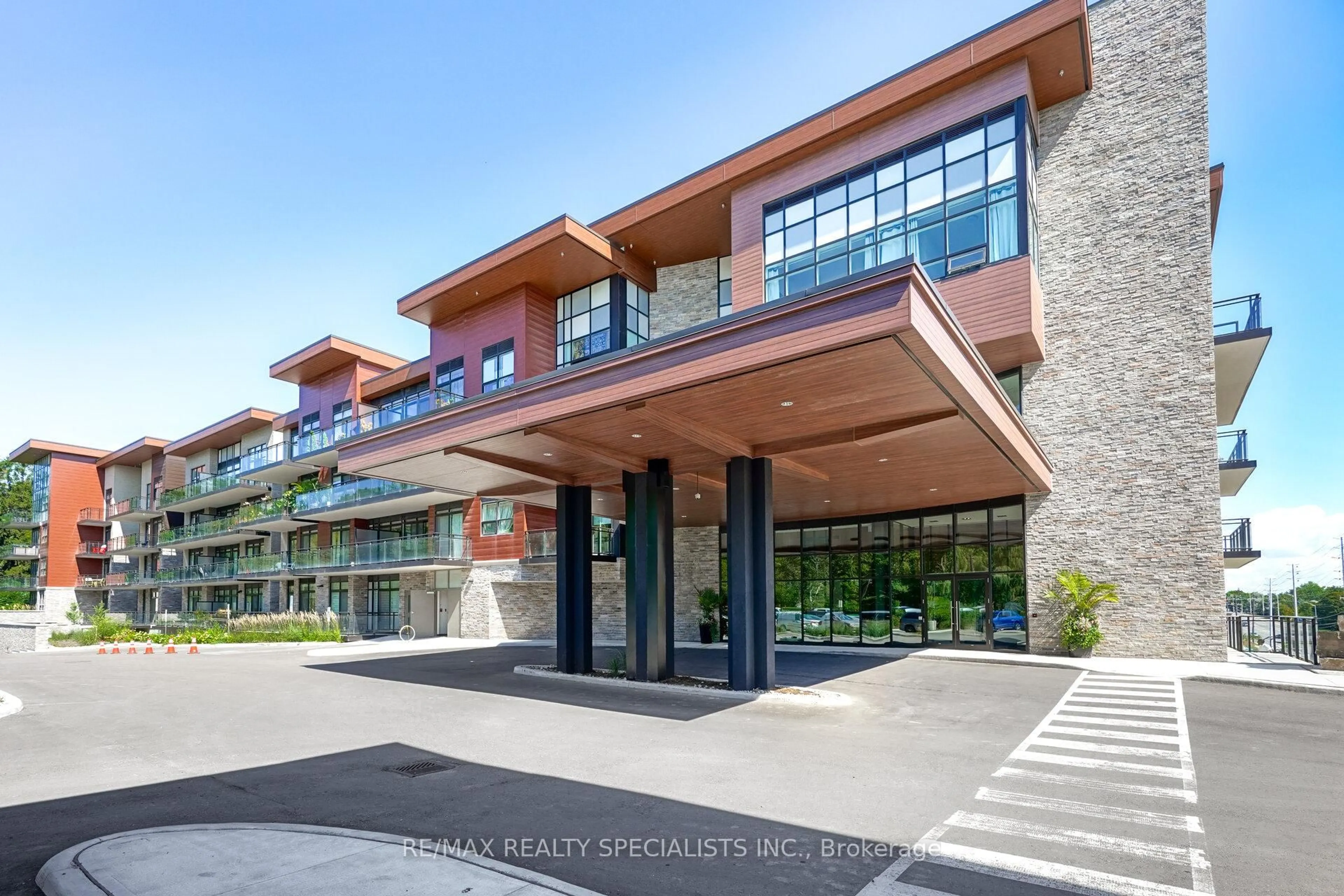 Indoor foyer for 1575 Lakeshore Rd #258, Mississauga Ontario L5J 0B1