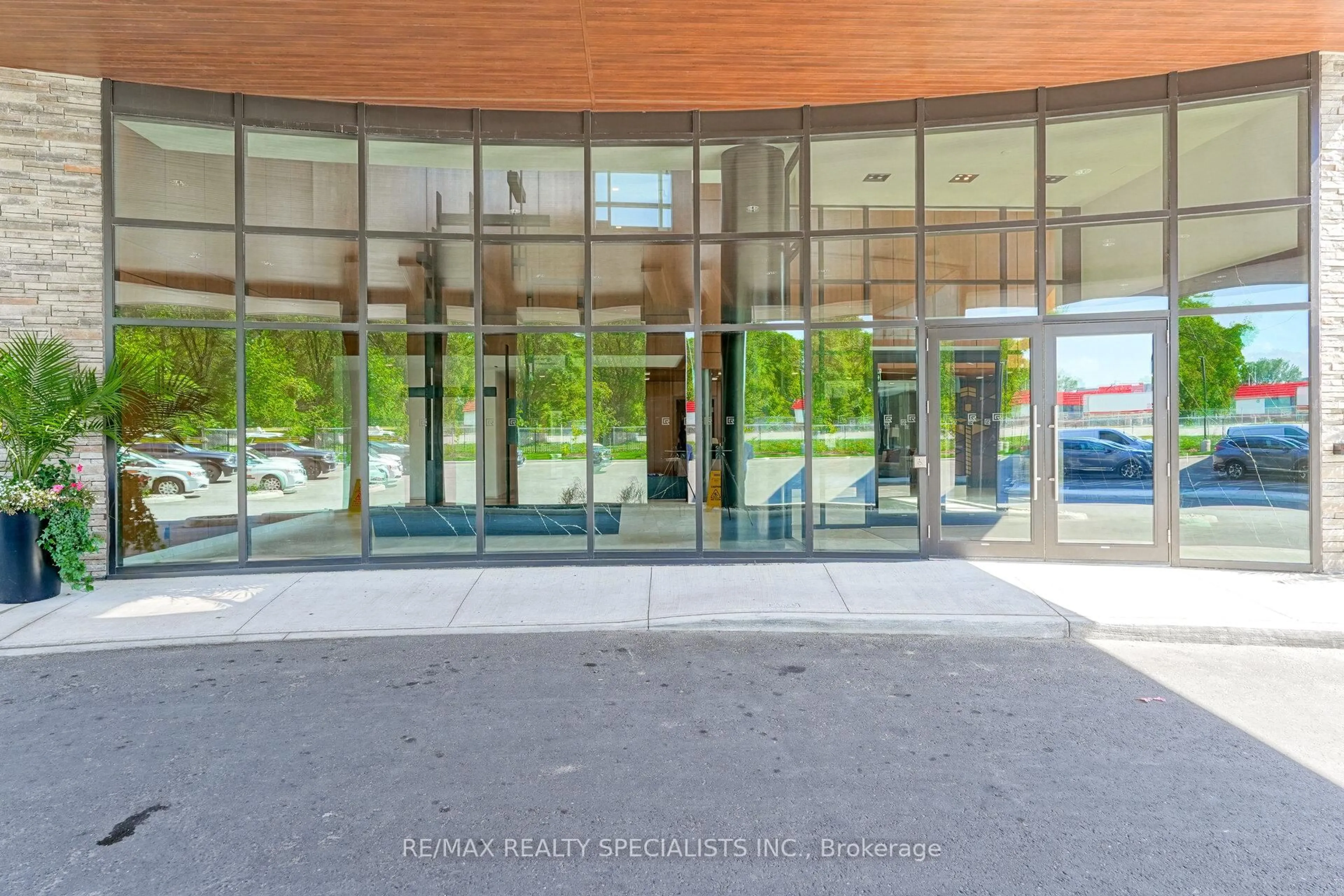 Indoor foyer for 1575 Lakeshore Rd #258, Mississauga Ontario L5J 0B1