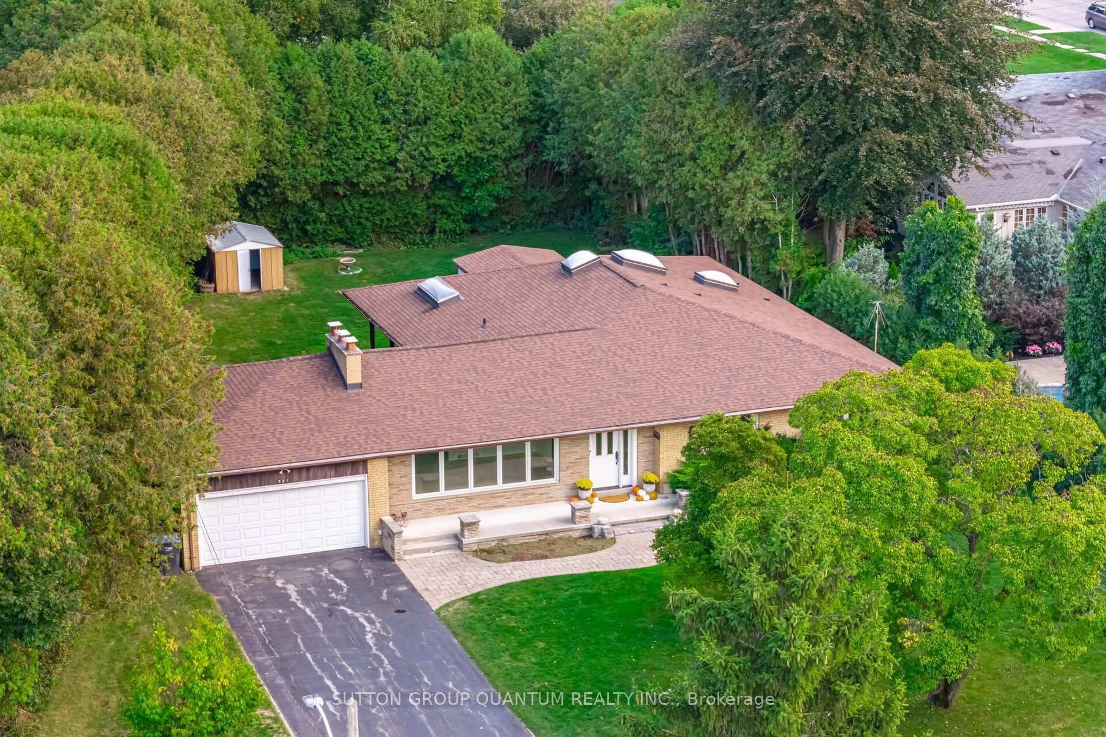 A pic from outside/outdoor area/front of a property/back of a property/a pic from drone, street for 521 Vanessa Cres, Mississauga Ontario L5H 2N4
