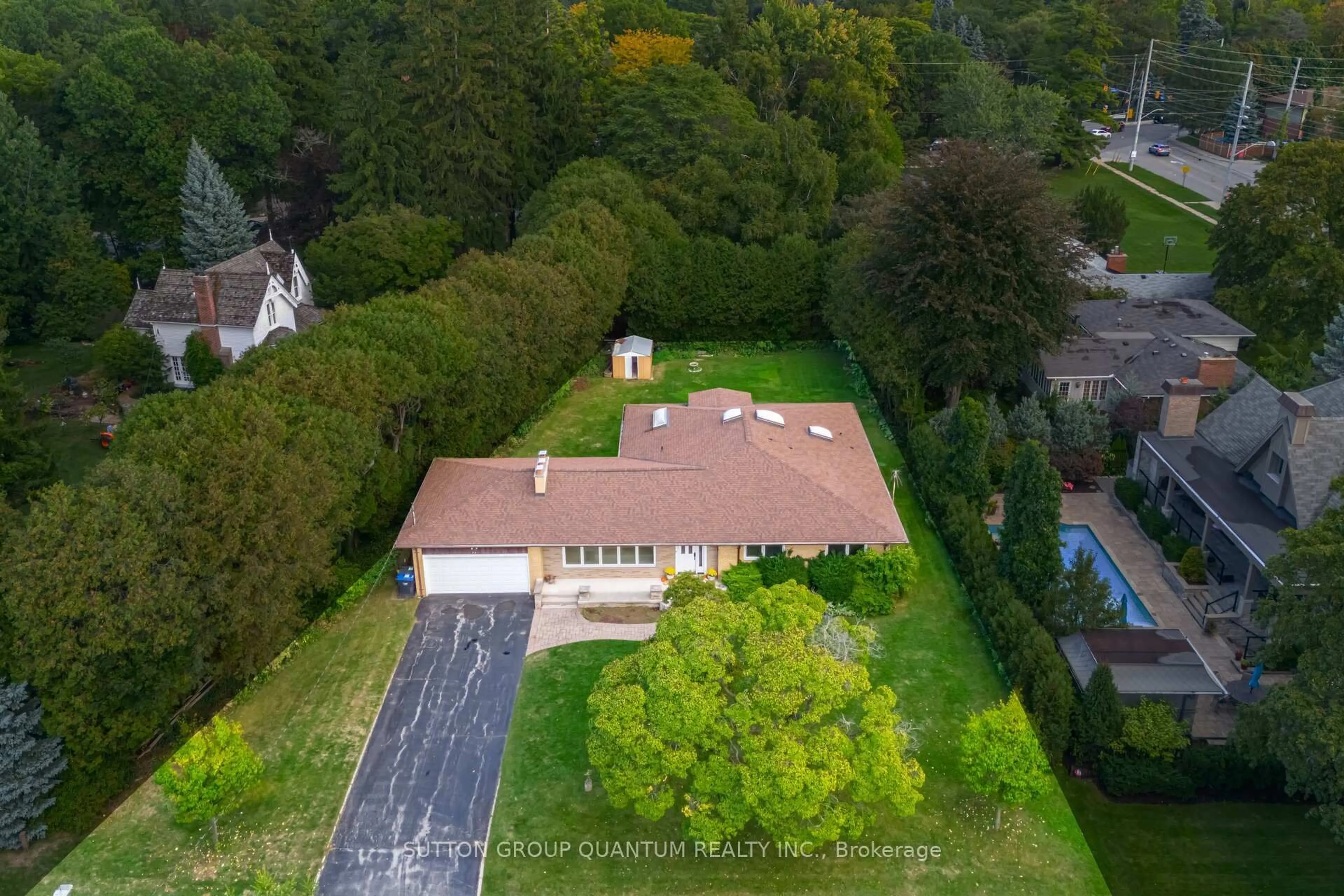 A pic from outside/outdoor area/front of a property/back of a property/a pic from drone, unknown for 521 Vanessa Cres, Mississauga Ontario L5H 2N4