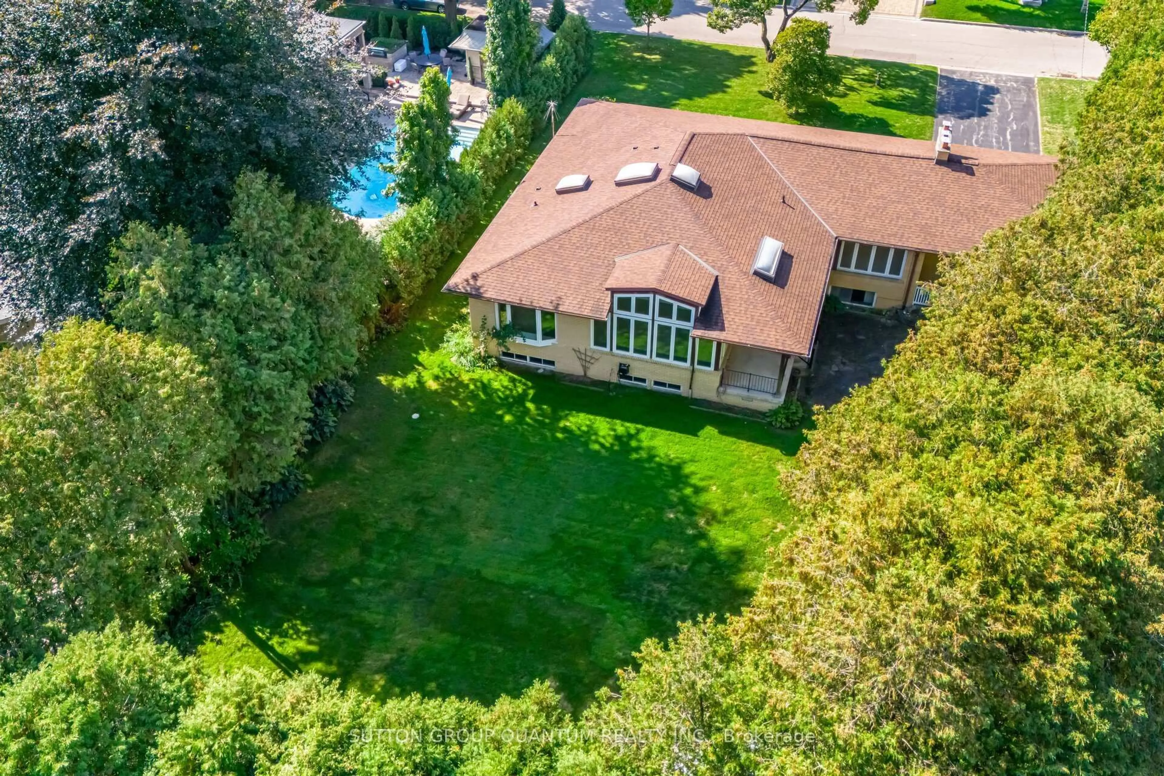 A pic from outside/outdoor area/front of a property/back of a property/a pic from drone, street for 521 Vanessa Cres, Mississauga Ontario L5H 2N4
