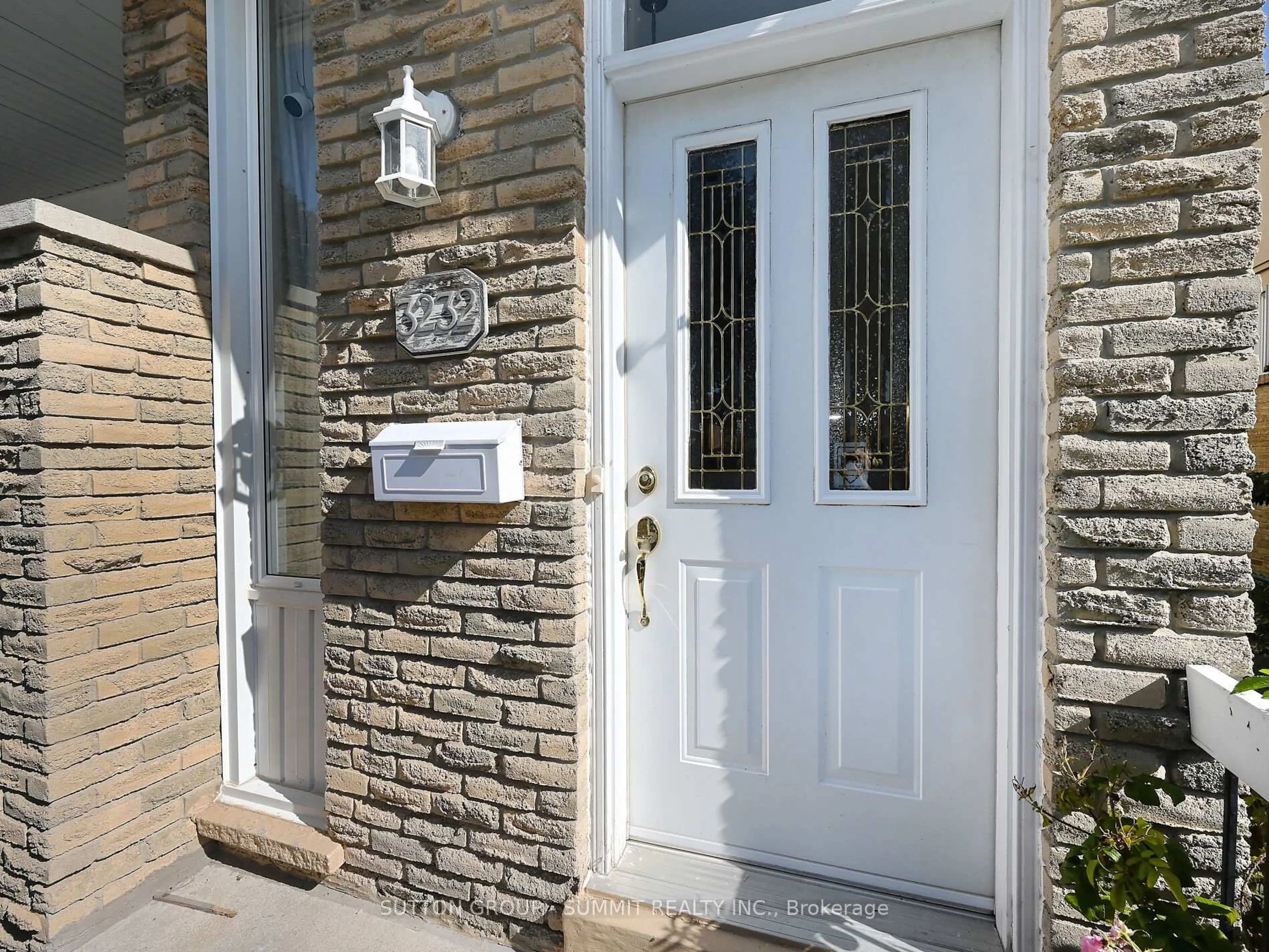 Indoor entryway for 3232 MCCARTHY Crt, Mississauga Ontario L4Y 3Z6
