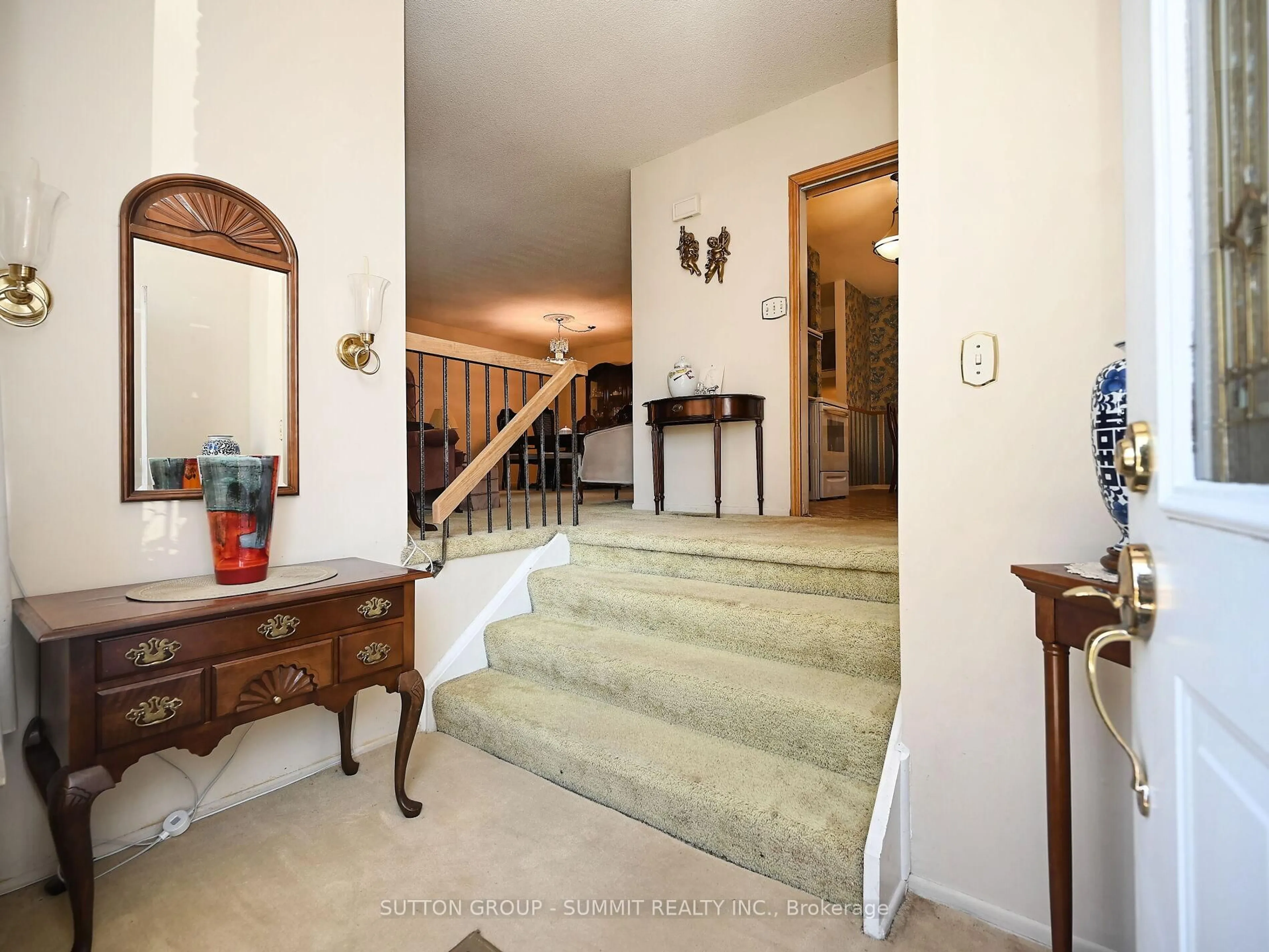 Indoor foyer for 3232 MCCARTHY Crt, Mississauga Ontario L4Y 3Z6
