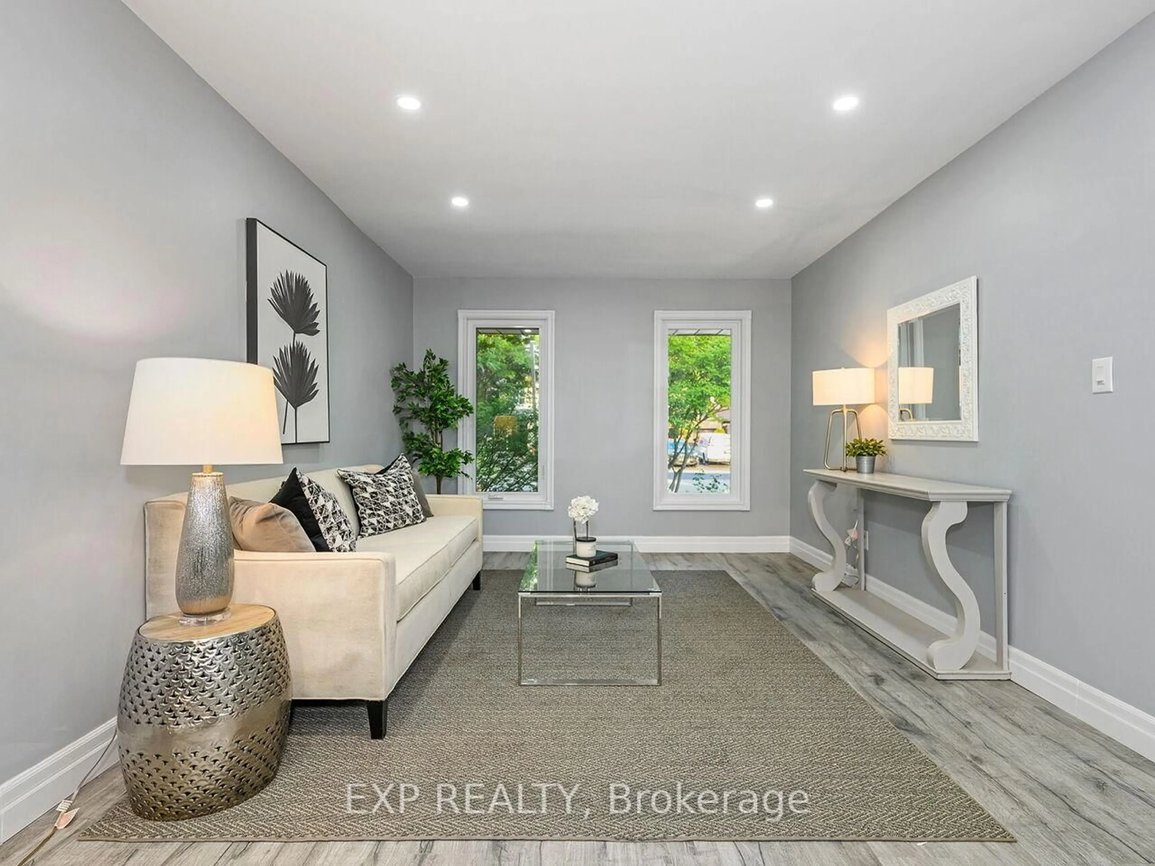 Living room with furniture, unknown for 3101 Tours Rd, Mississauga Ontario L5N 3H9
