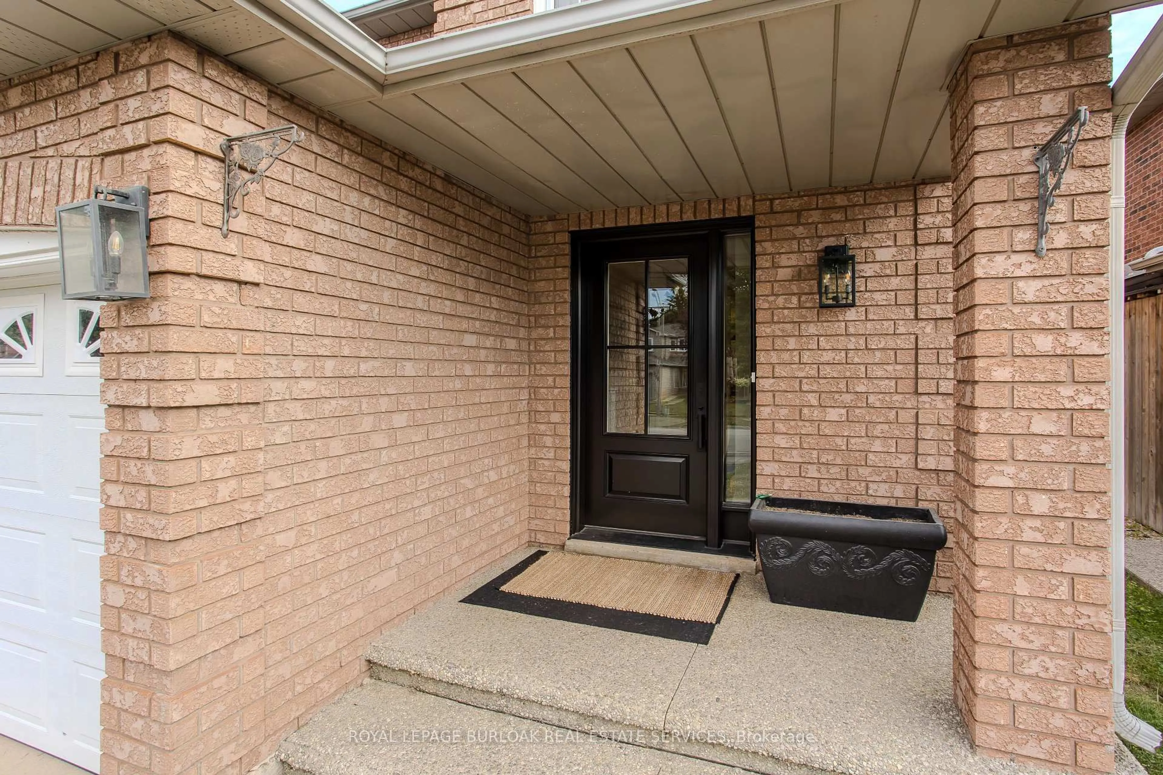 Indoor entryway for 613 Fothergill Blvd, Burlington Ontario L7L 6E3