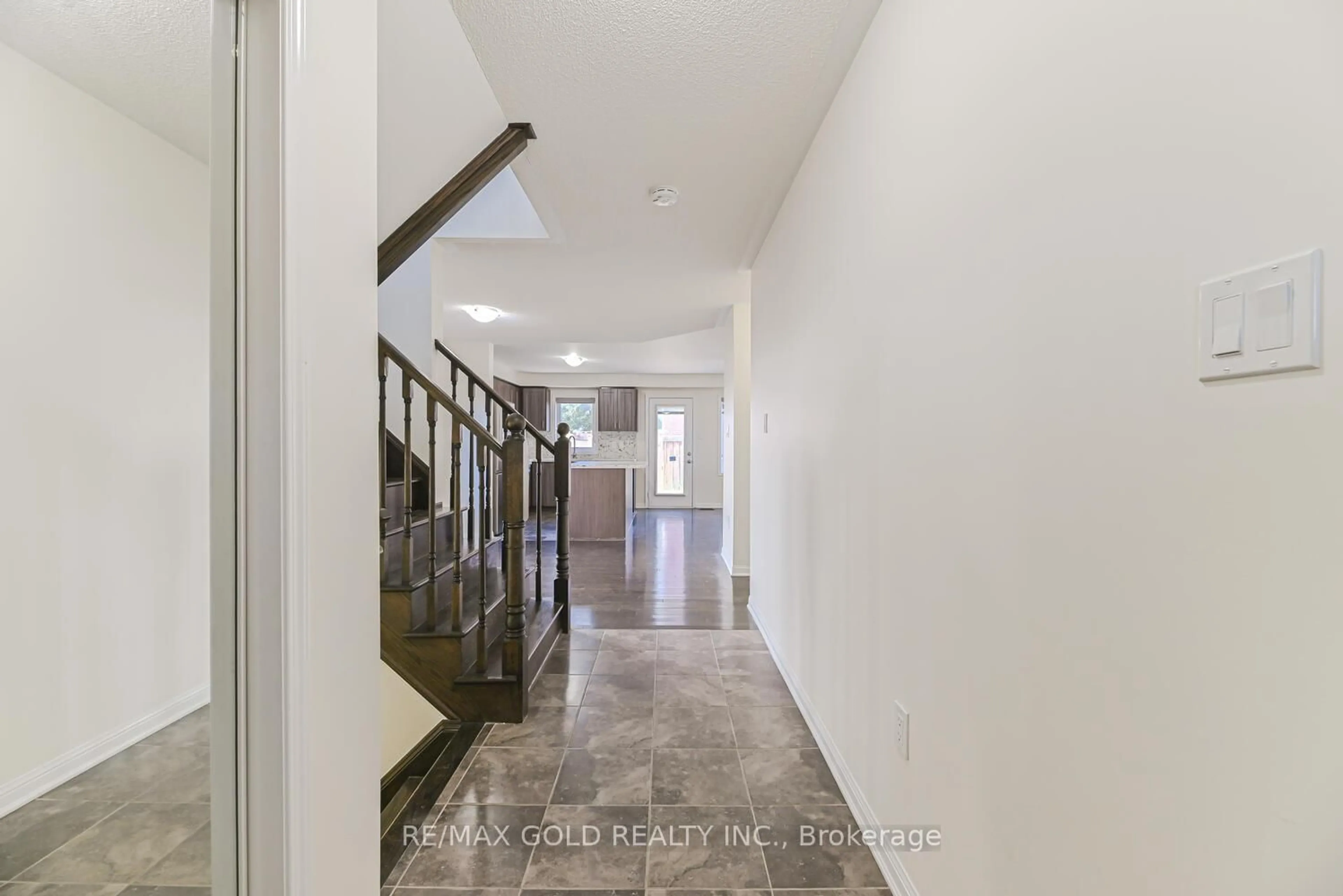 Indoor foyer for 121 Buick Blvd, Brampton Ontario L7A 0Z2