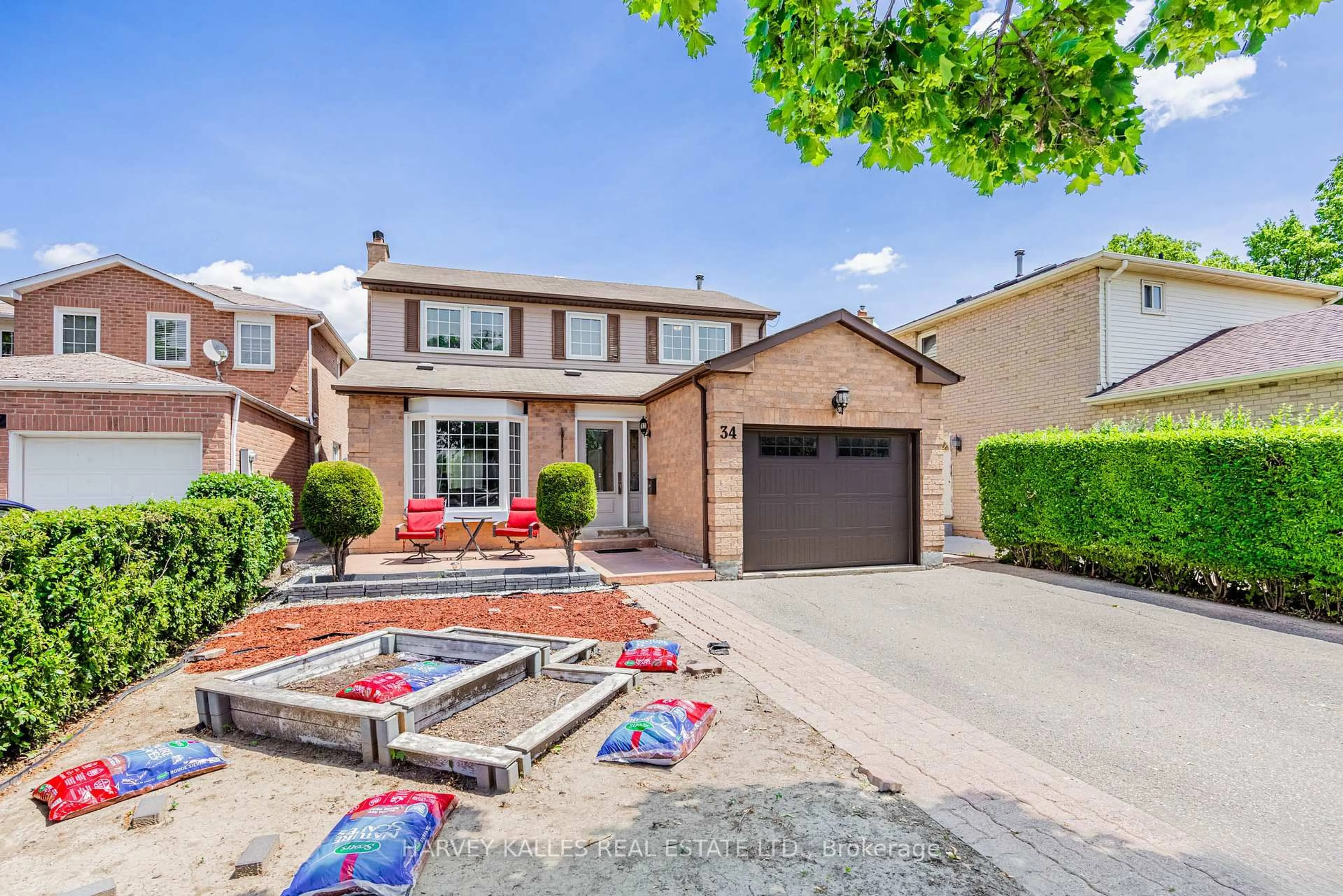 Home with brick exterior material, street for 34 Greendust Crt, Brampton Ontario L6S 5K2