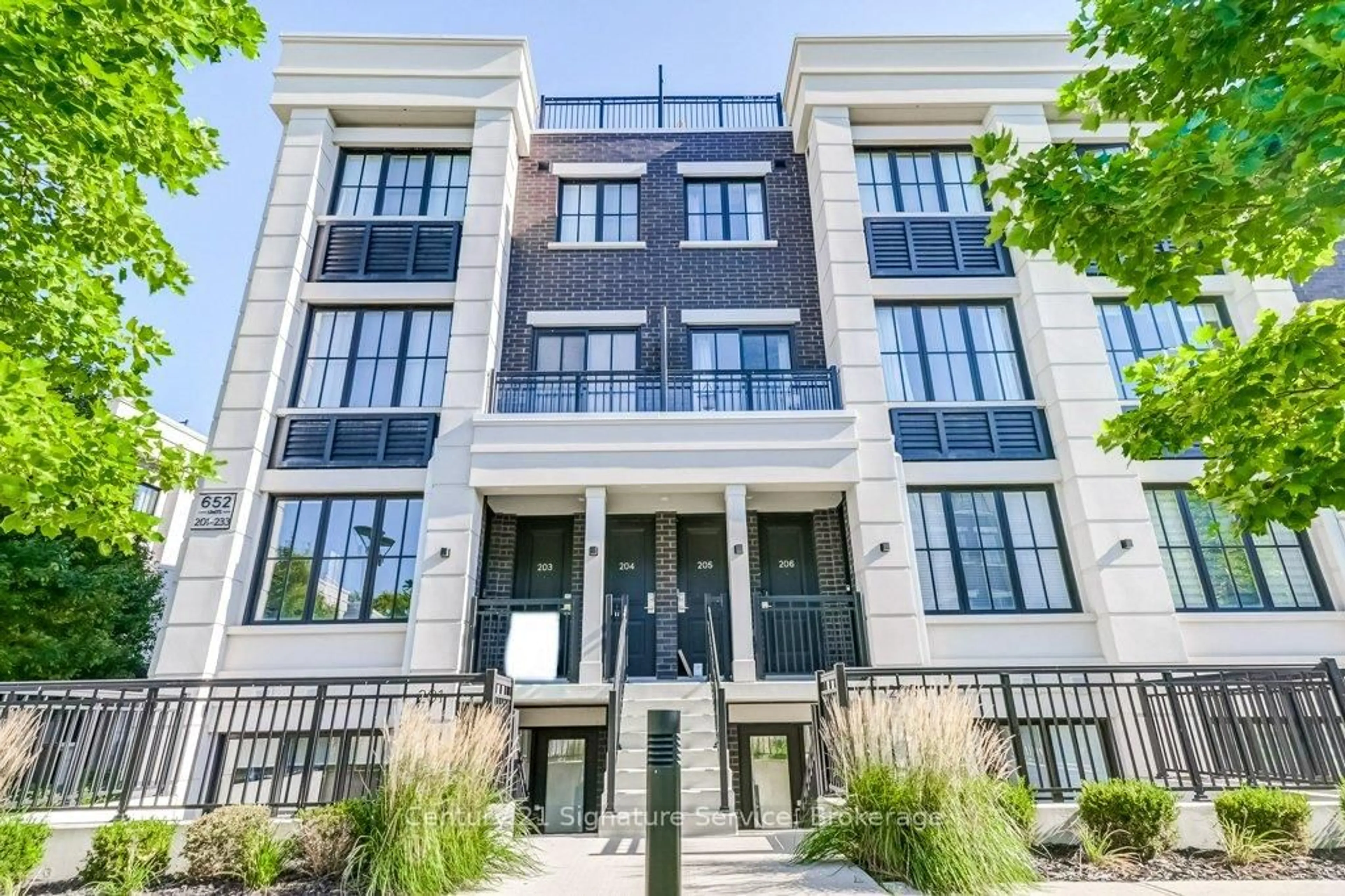 Home with brick exterior material, building for 652 Cricklewood Dr #202, Mississauga Ontario L5G 0A5