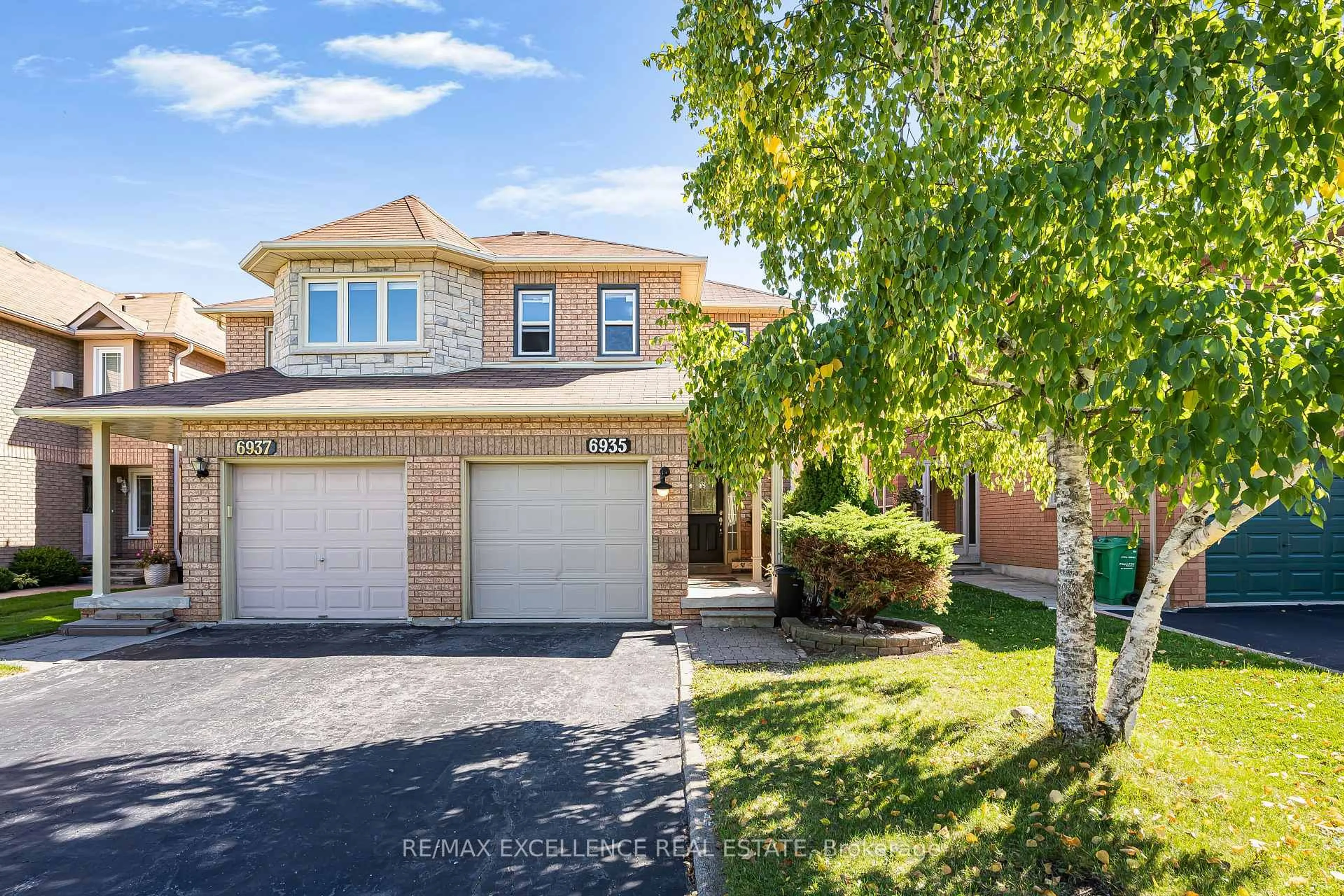 A pic from outside/outdoor area/front of a property/back of a property/a pic from drone, street for 6935 Dillingwood Dr, Mississauga Ontario L5N 6Z7