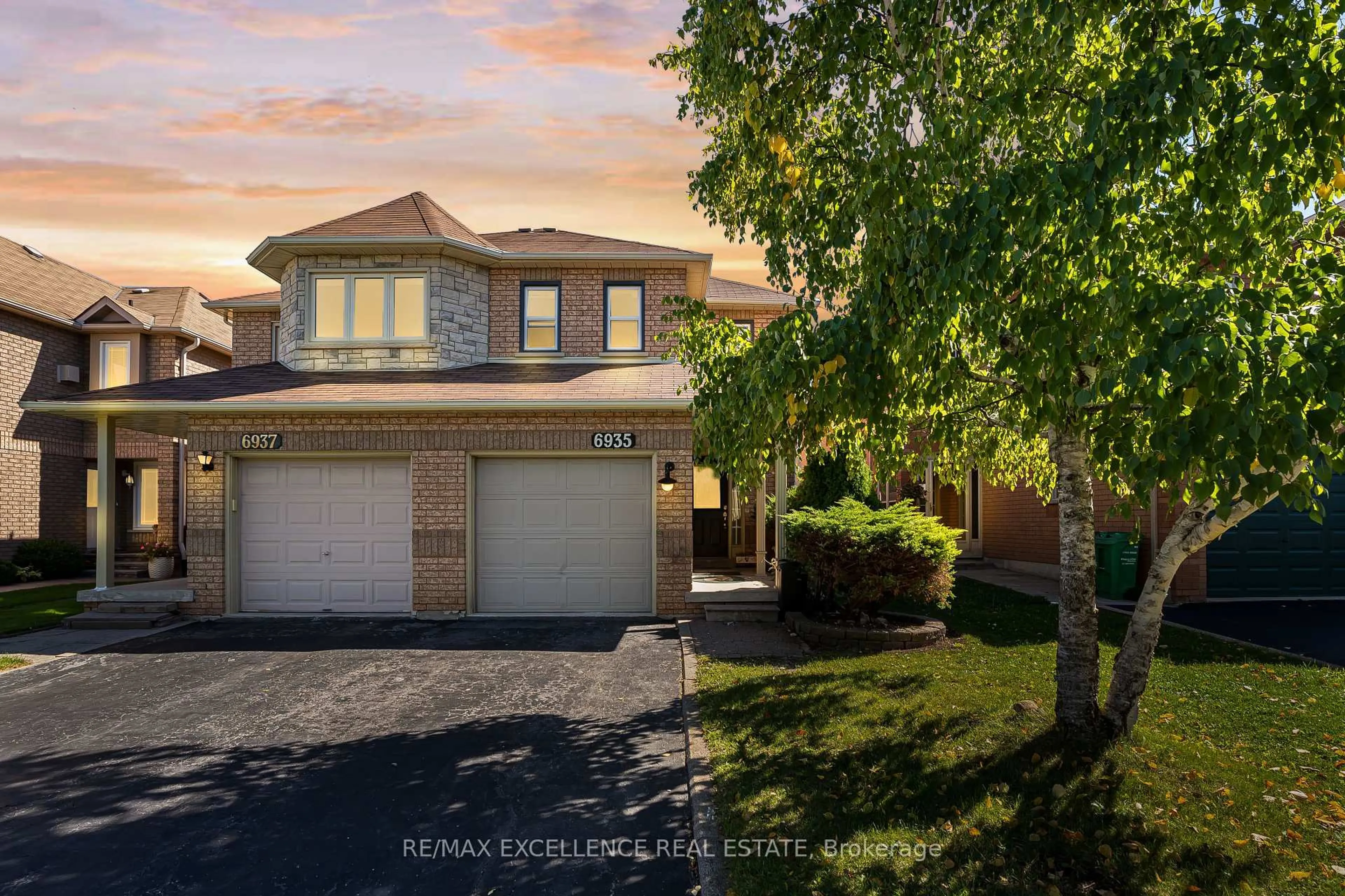 A pic from outside/outdoor area/front of a property/back of a property/a pic from drone, street for 6935 Dillingwood Dr, Mississauga Ontario L5N 6Z7