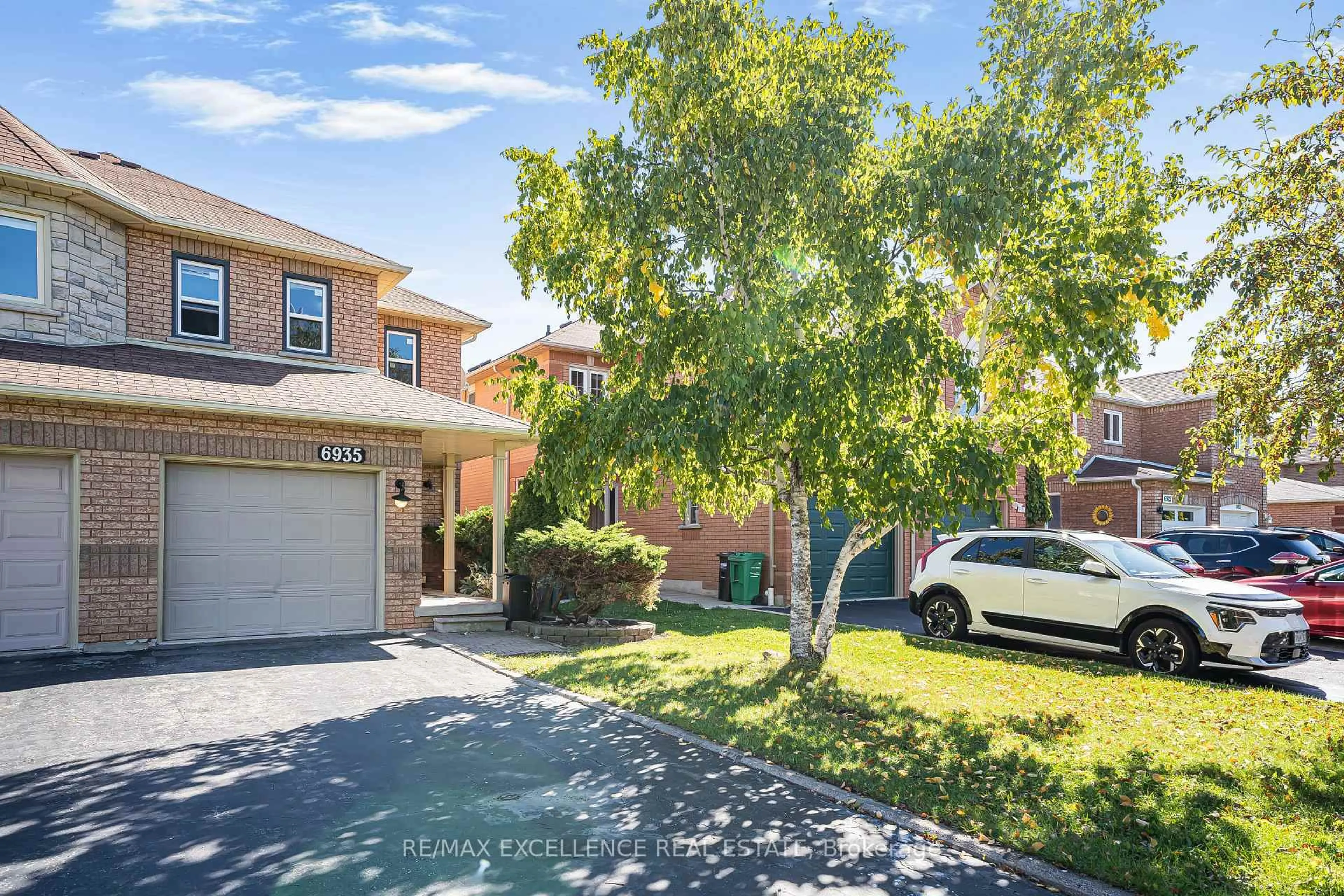 A pic from outside/outdoor area/front of a property/back of a property/a pic from drone, street for 6935 Dillingwood Dr, Mississauga Ontario L5N 6Z7