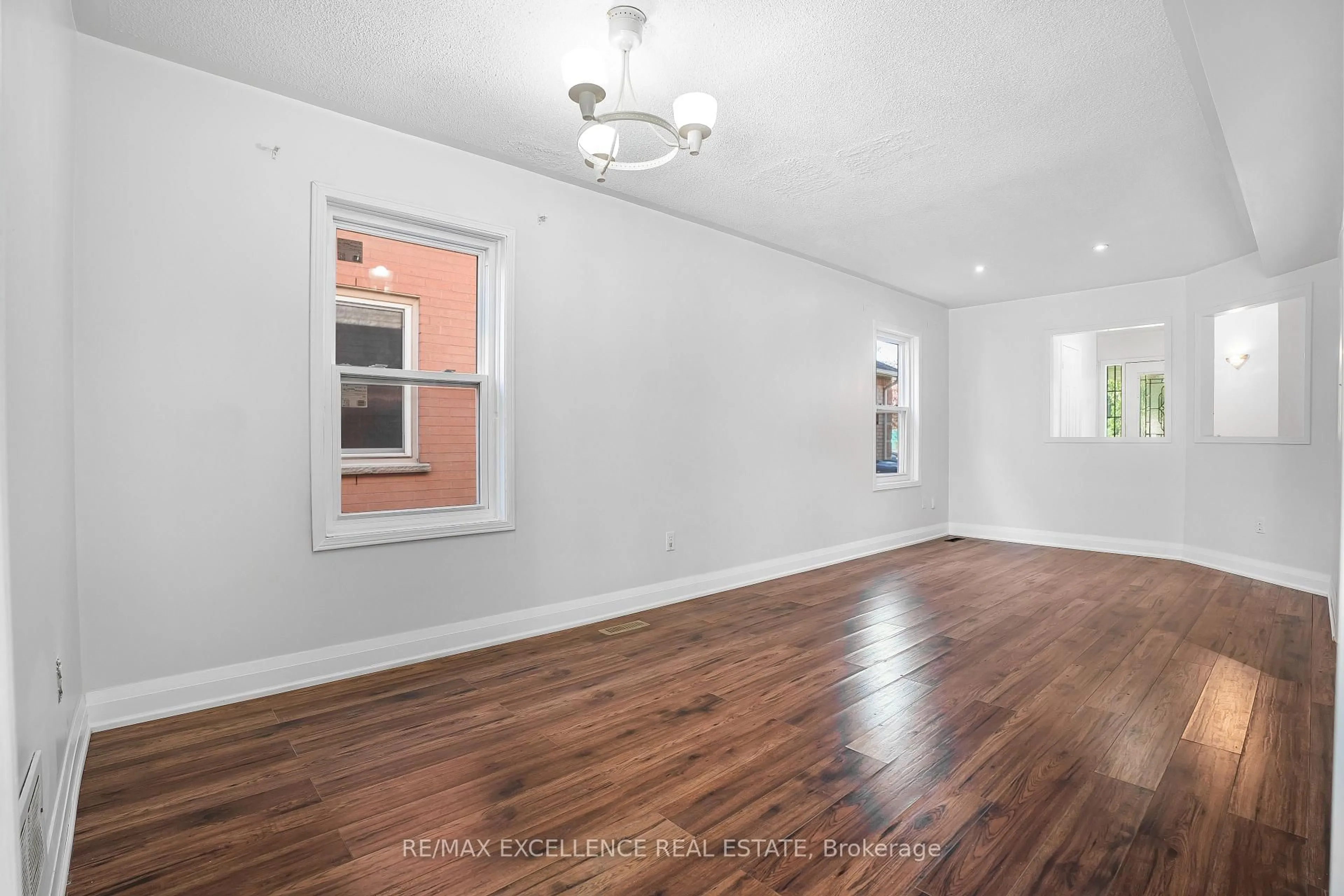 A pic of a room for 6935 Dillingwood Dr, Mississauga Ontario L5N 6Z7