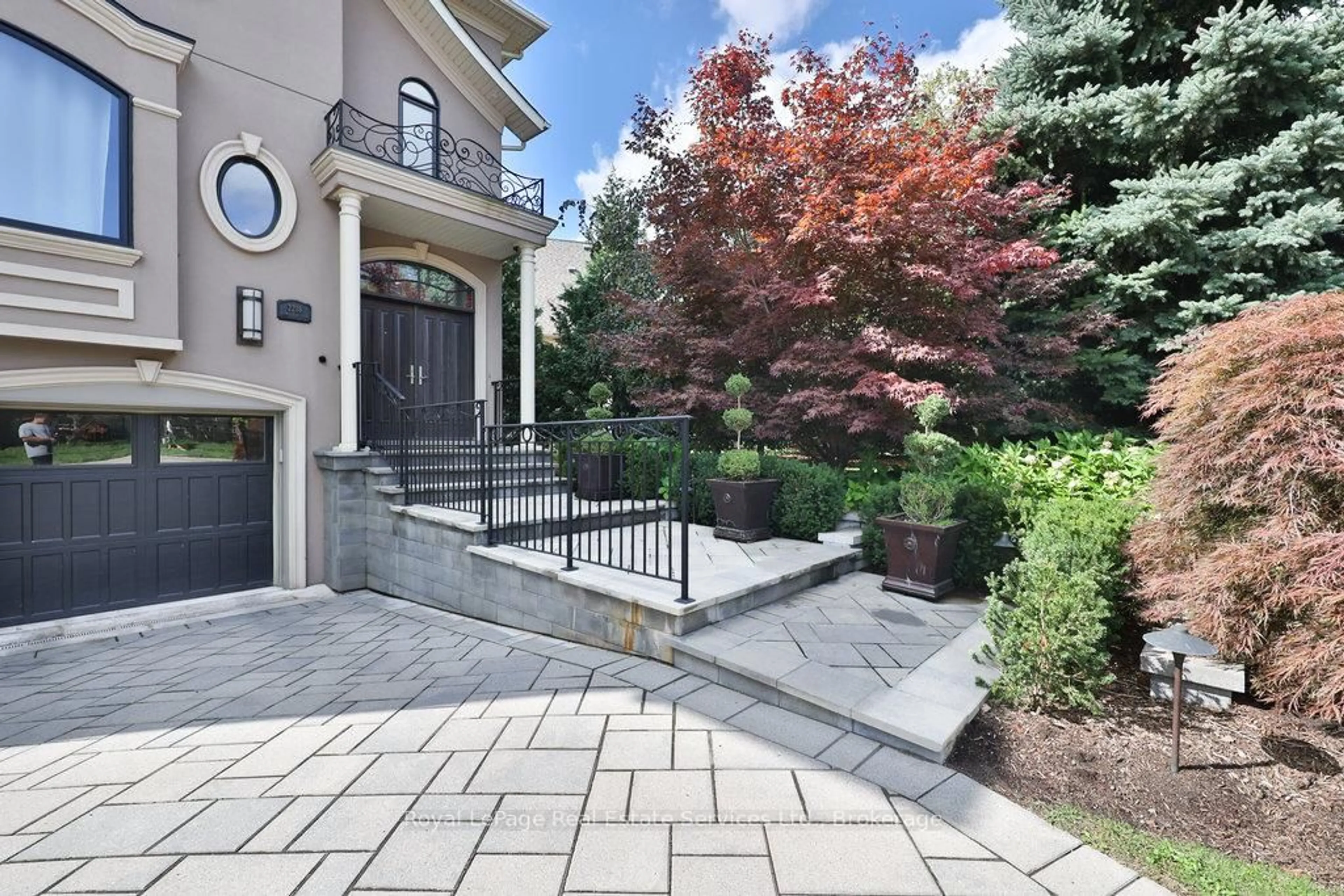 Patio, street for 2218 Hampstead Rd, Oakville Ontario L6H 6Y9