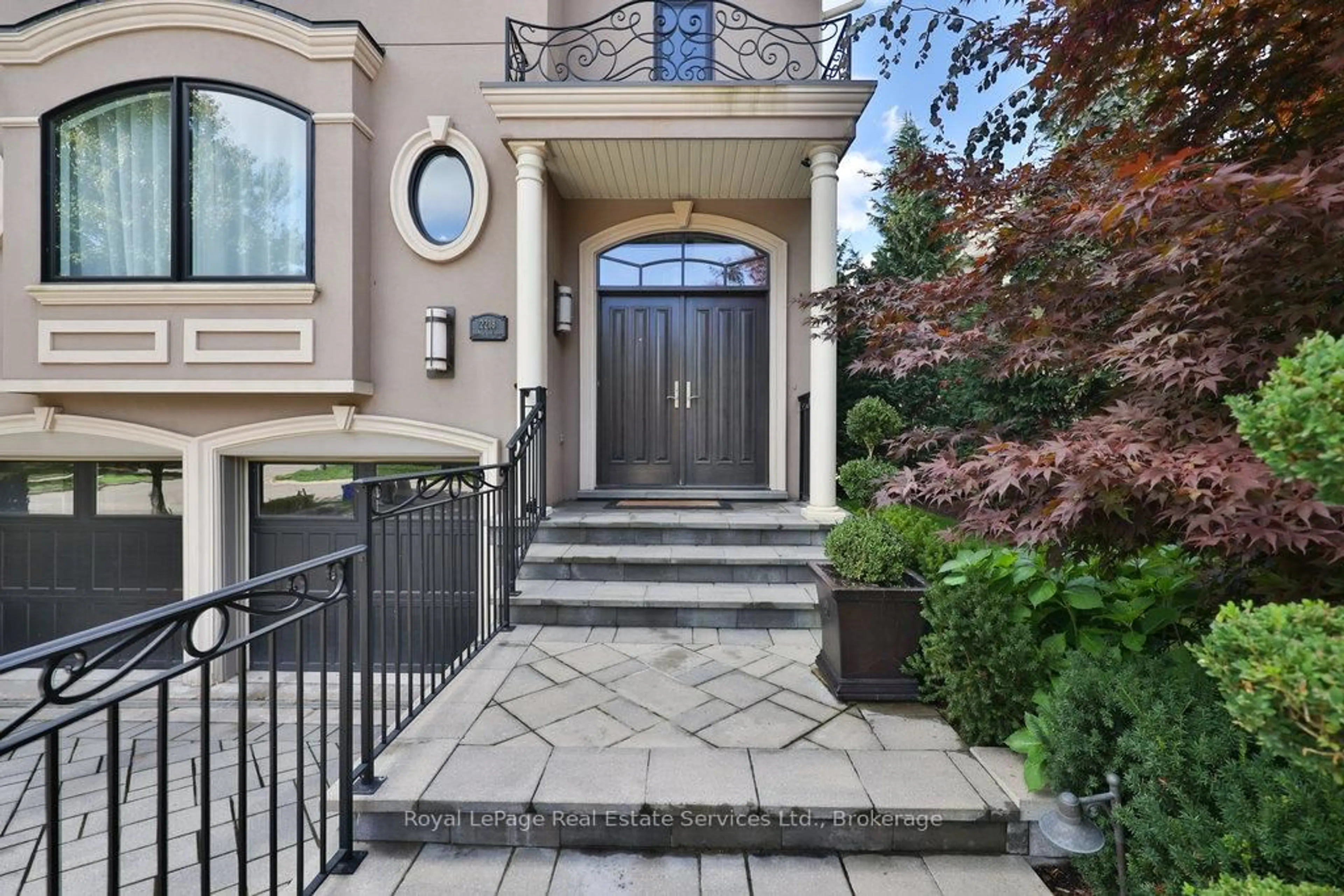 Indoor entryway for 2218 Hampstead Rd, Oakville Ontario L6H 6Y9