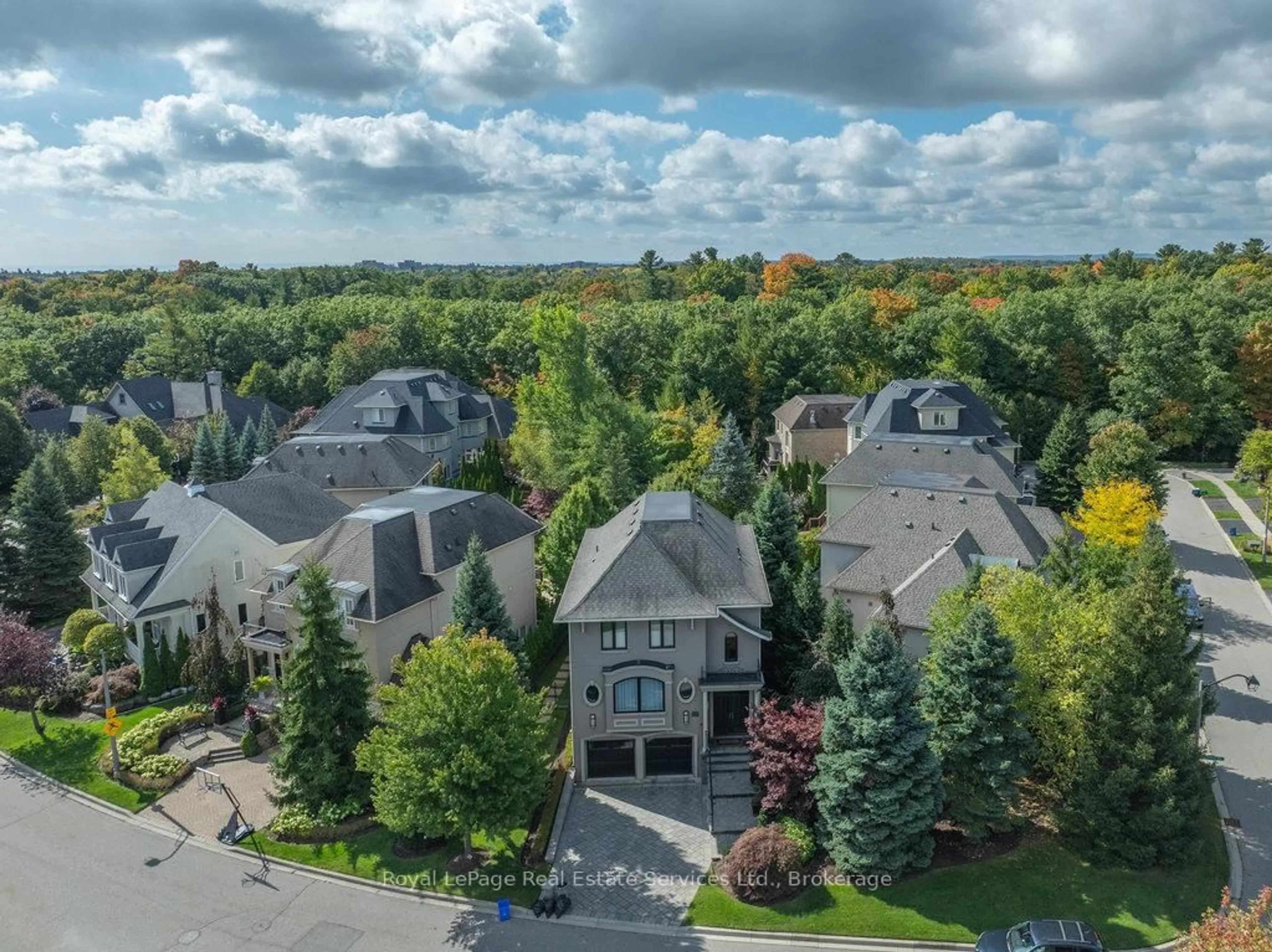A pic from outside/outdoor area/front of a property/back of a property/a pic from drone, street for 2218 Hampstead Rd, Oakville Ontario L6H 6Y9