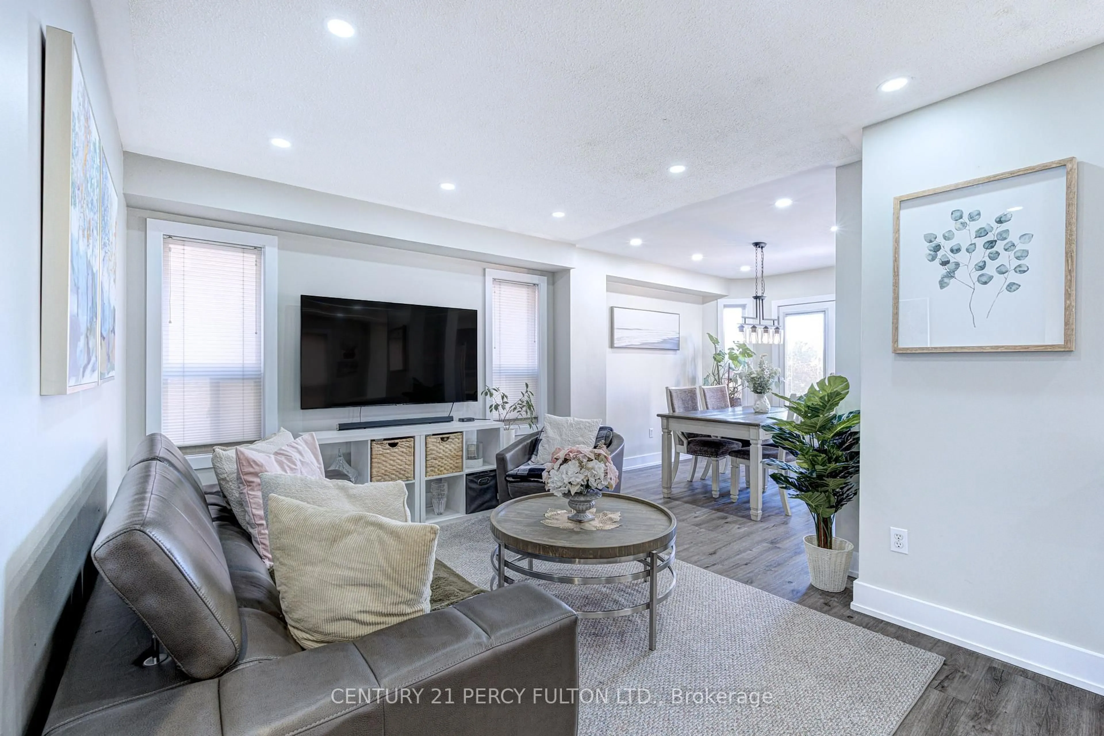 Living room with furniture, unknown for 4 Dunlop Crt, Brampton Ontario L6X 4Z8