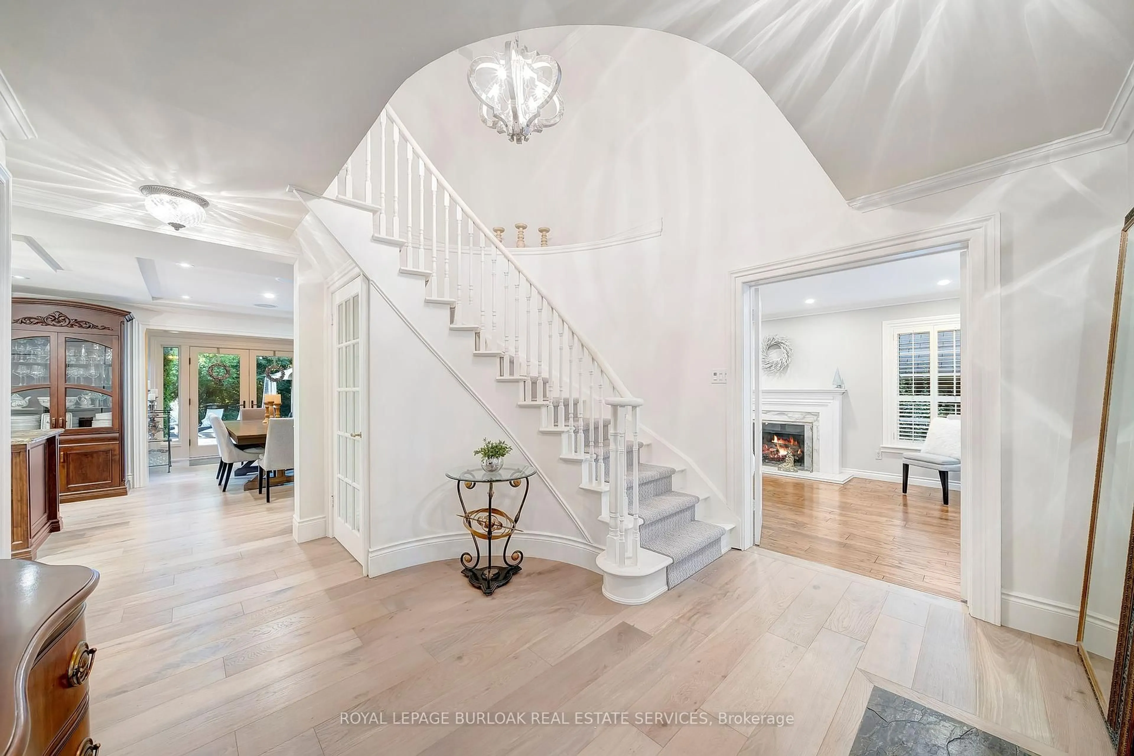 Indoor entryway for 2305 Cheverie St, Oakville Ontario L6J 6C5
