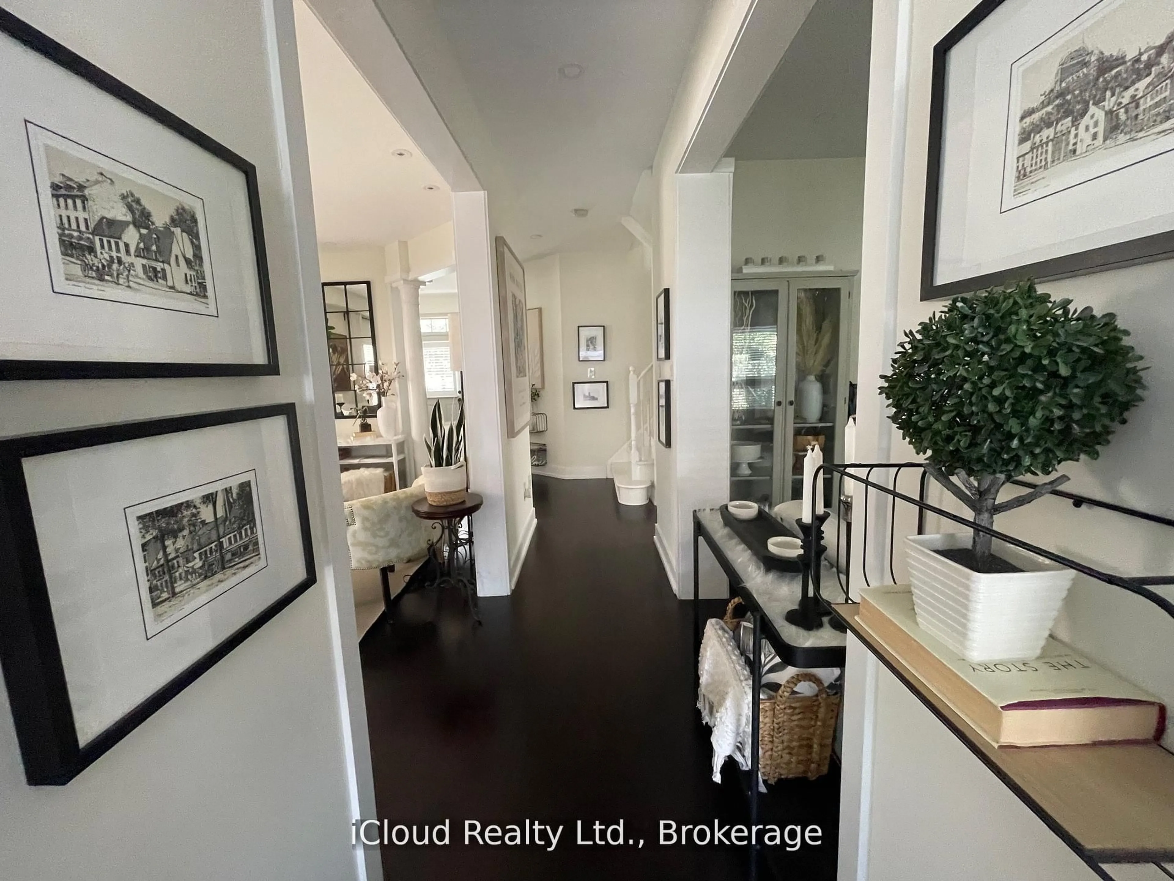 Indoor entryway for 22 Fallgate Dr, Brampton Ontario L6X 0R5