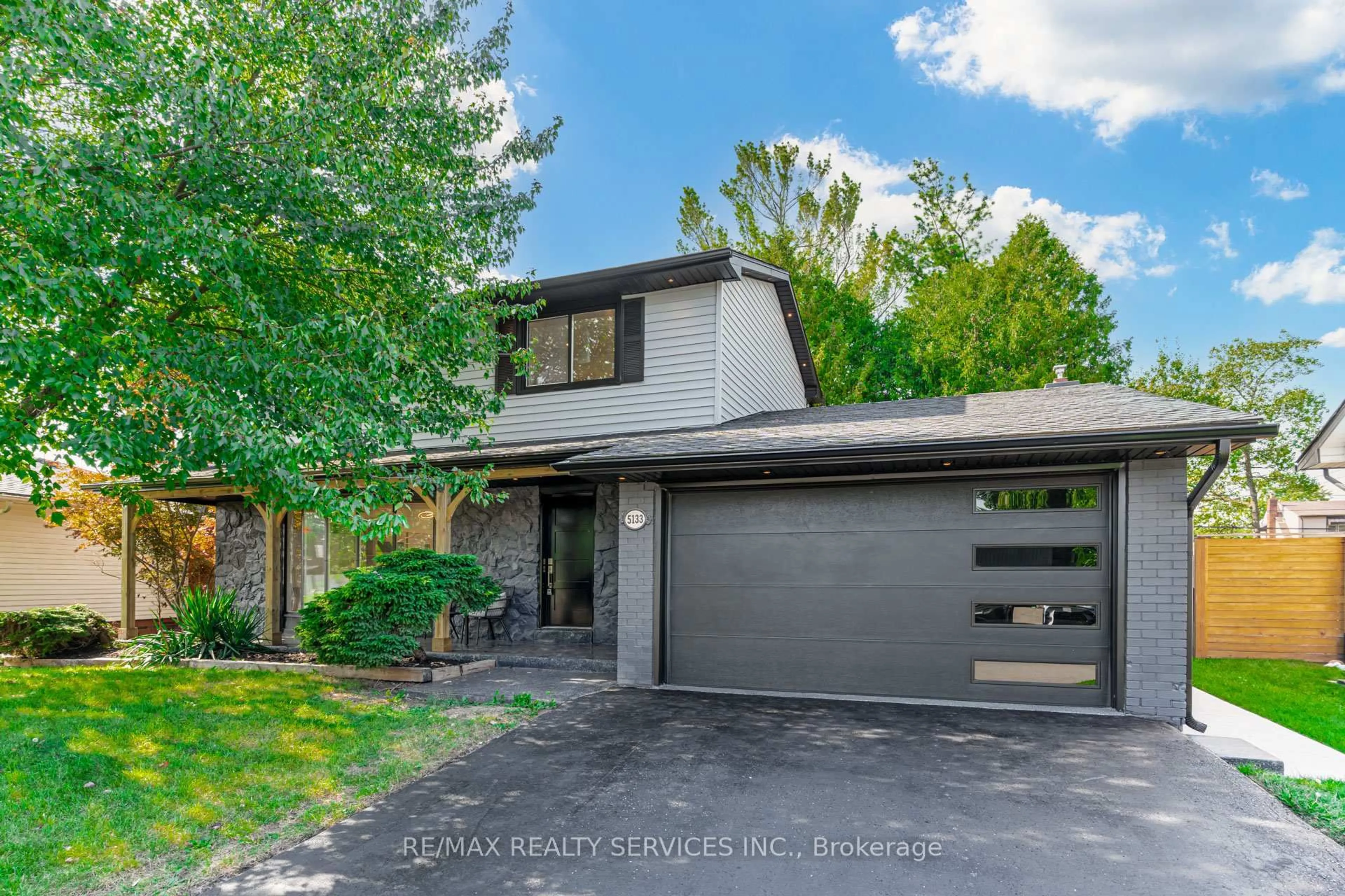 Home with vinyl exterior material, street for 5133 Cherryhill Cres, Burlington Ontario L7L 4B8